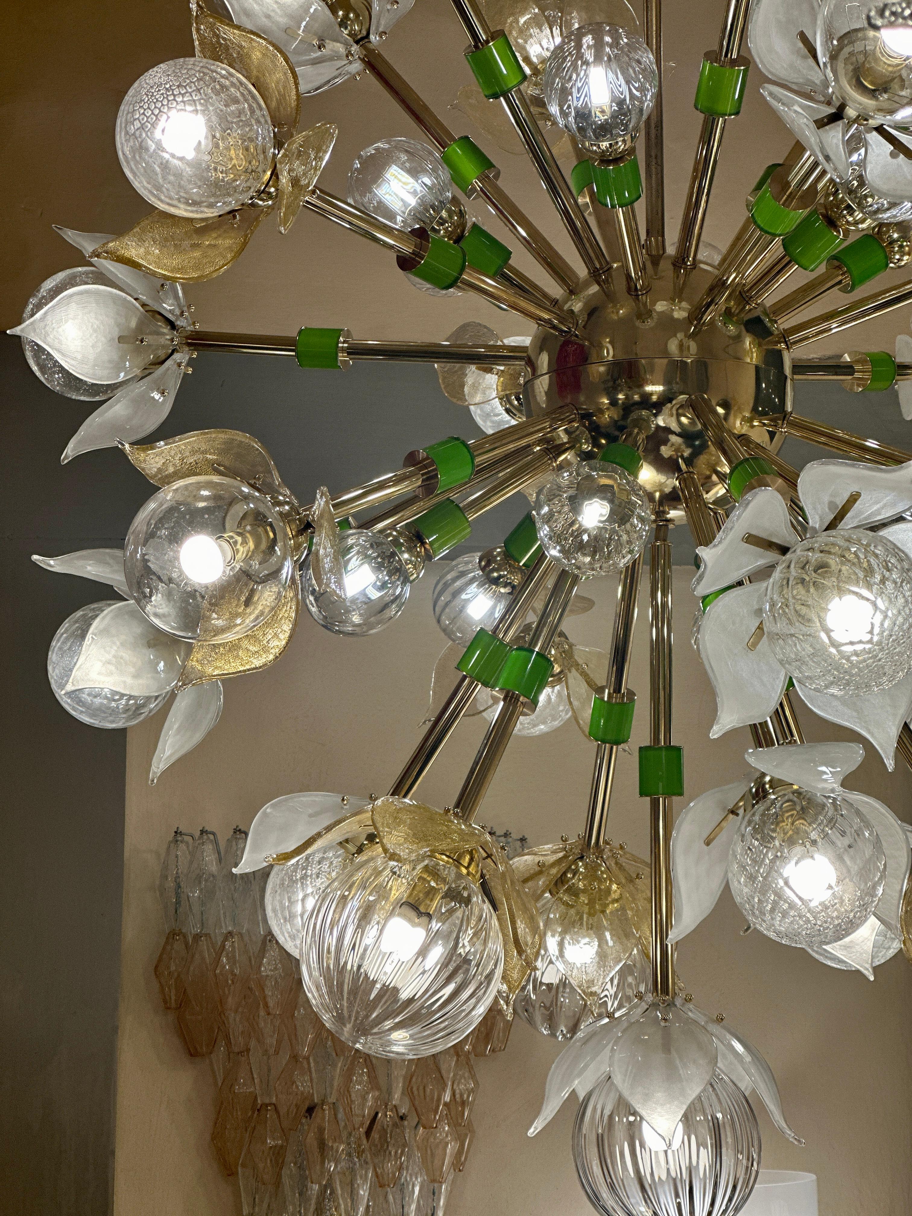 Sputnik-Kronleuchter „Flower Power“ aus Messing mit Murano-Kunstglasblüten und Blütenblättern und Blütenblättern (Italienisch) im Angebot