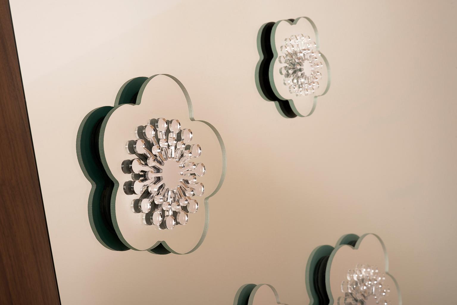 Moderno Specchio da terra Flower Power in vendita