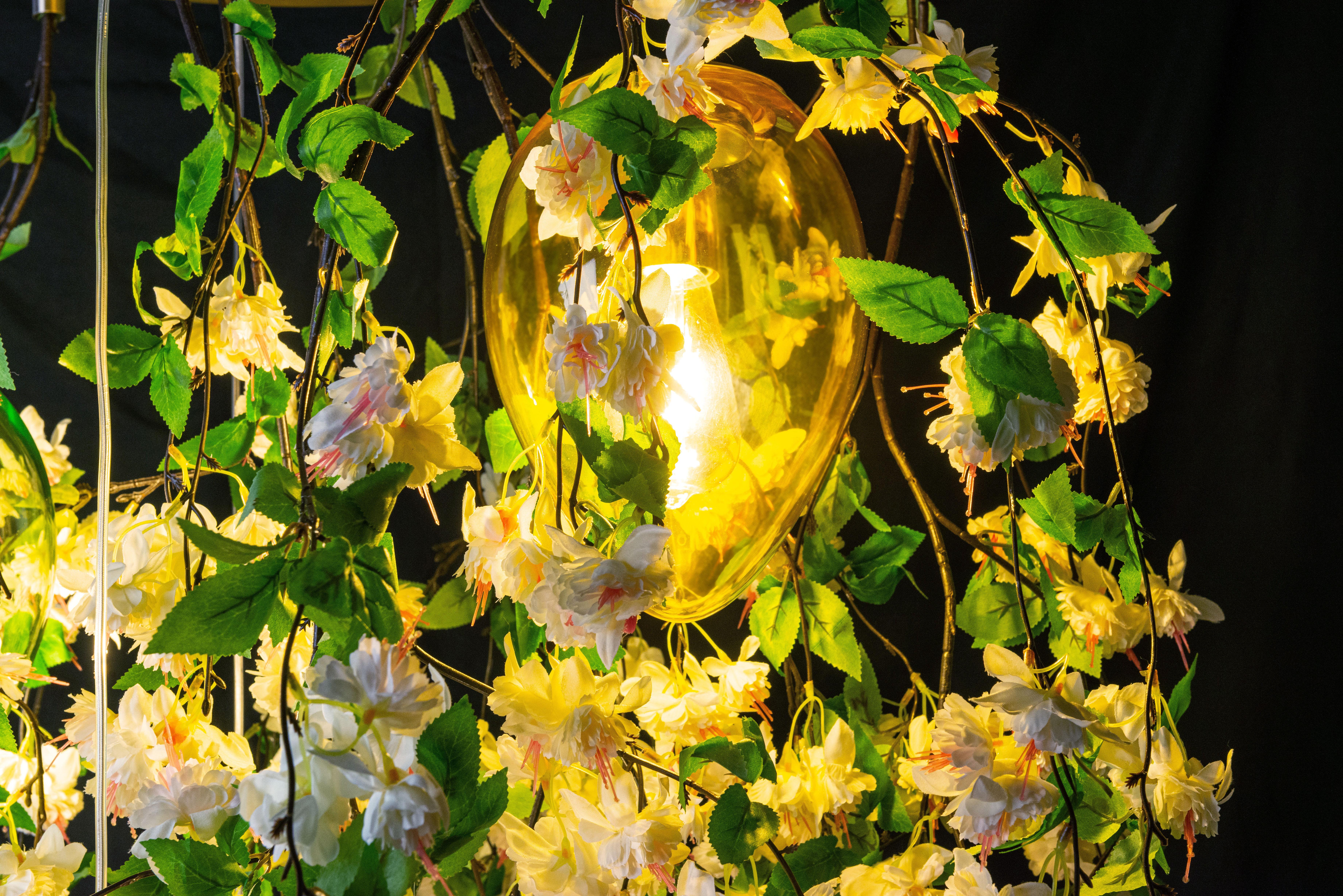 Moderne Lustre Flower Power en cascade fuchsia crème et cristaux avec œufs, Venise, Italie en vente