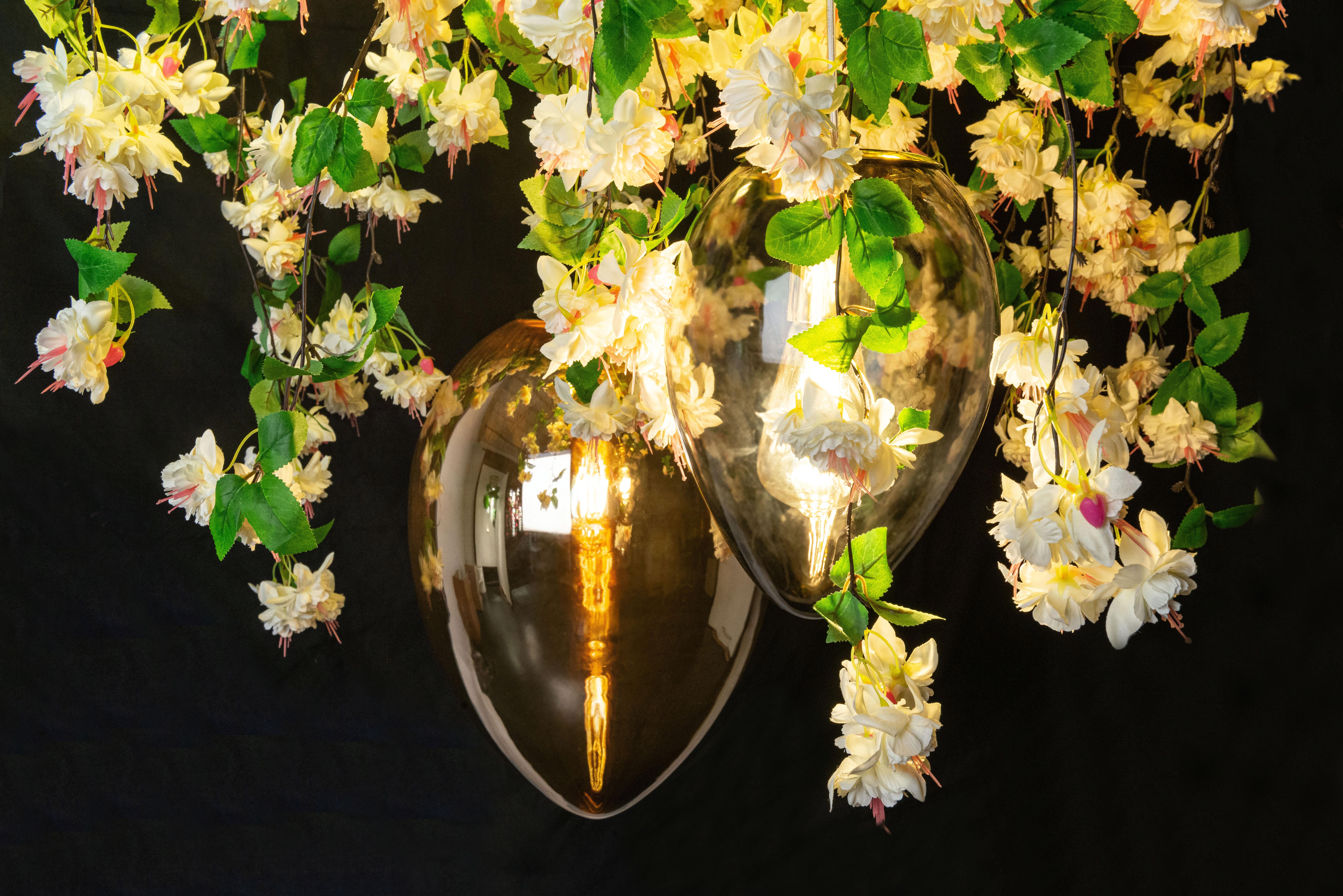 italien Lustre Flower Power en cascade fuchsia crème et cristaux avec œufs, Venise, Italie en vente