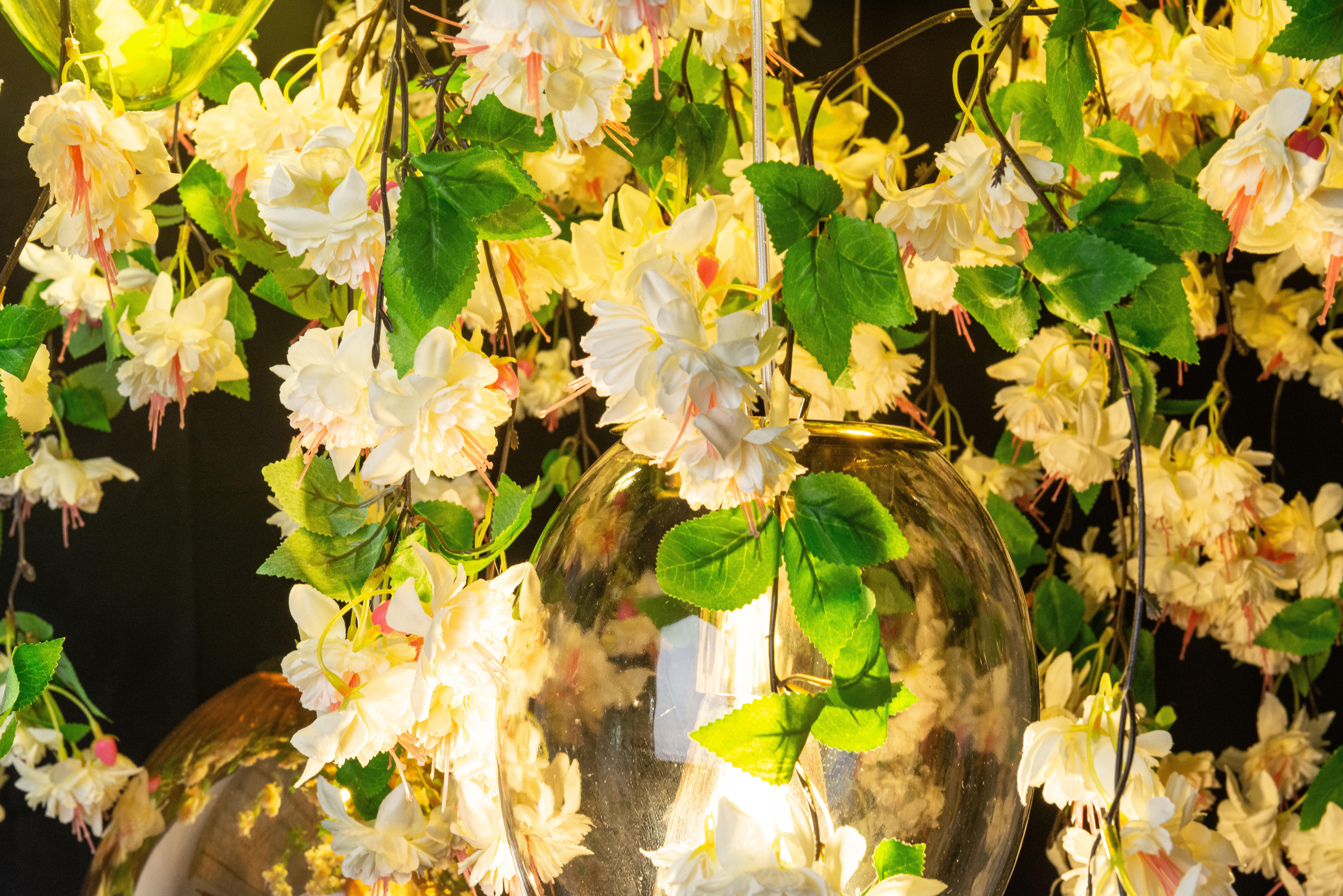 Fait main Lustre Flower Power en cascade fuchsia crème et cristaux avec œufs, Venise, Italie en vente
