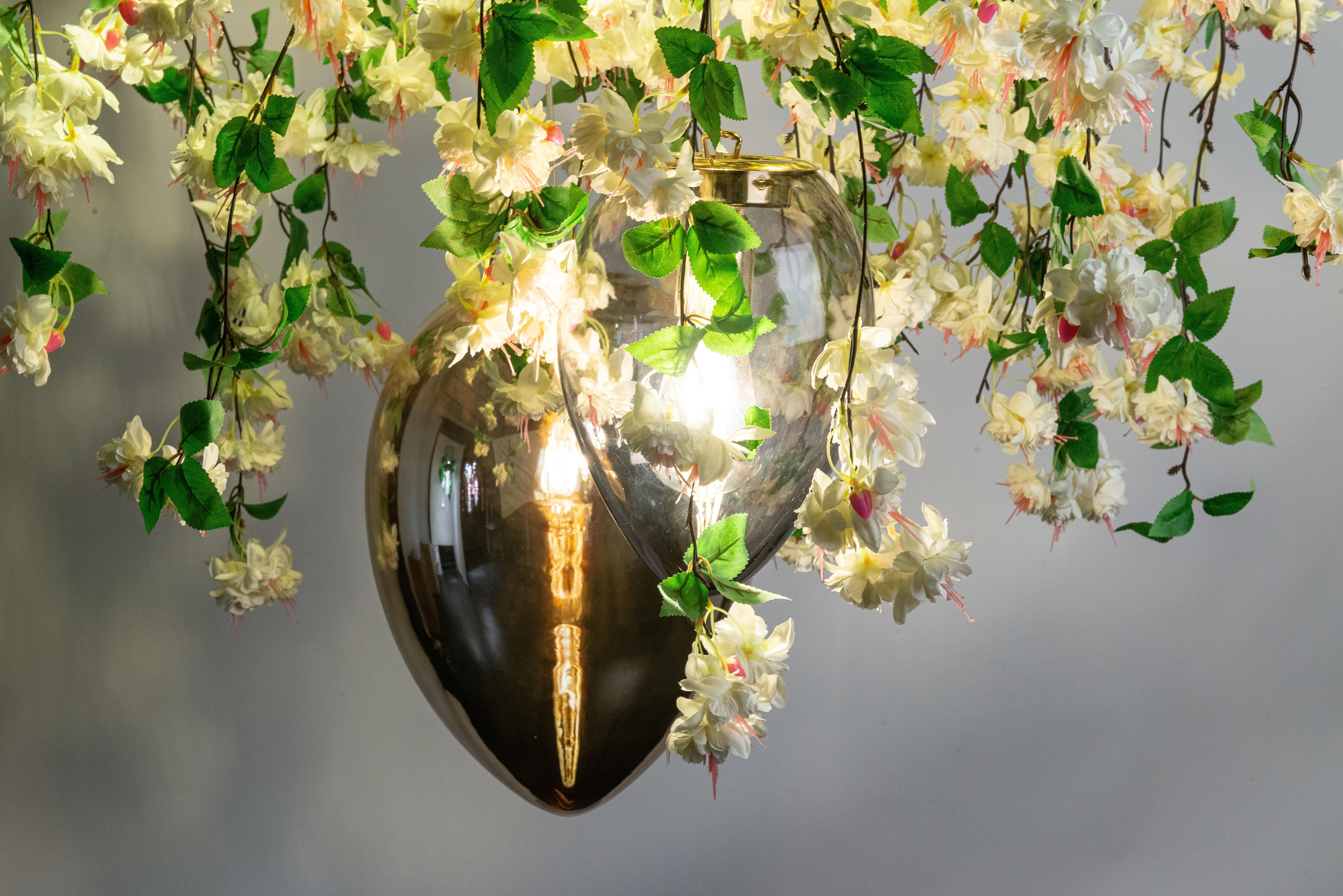 XXIe siècle et contemporain Lustre Flower Power en cascade fuchsia crème et cristaux avec œufs, Venise, Italie en vente