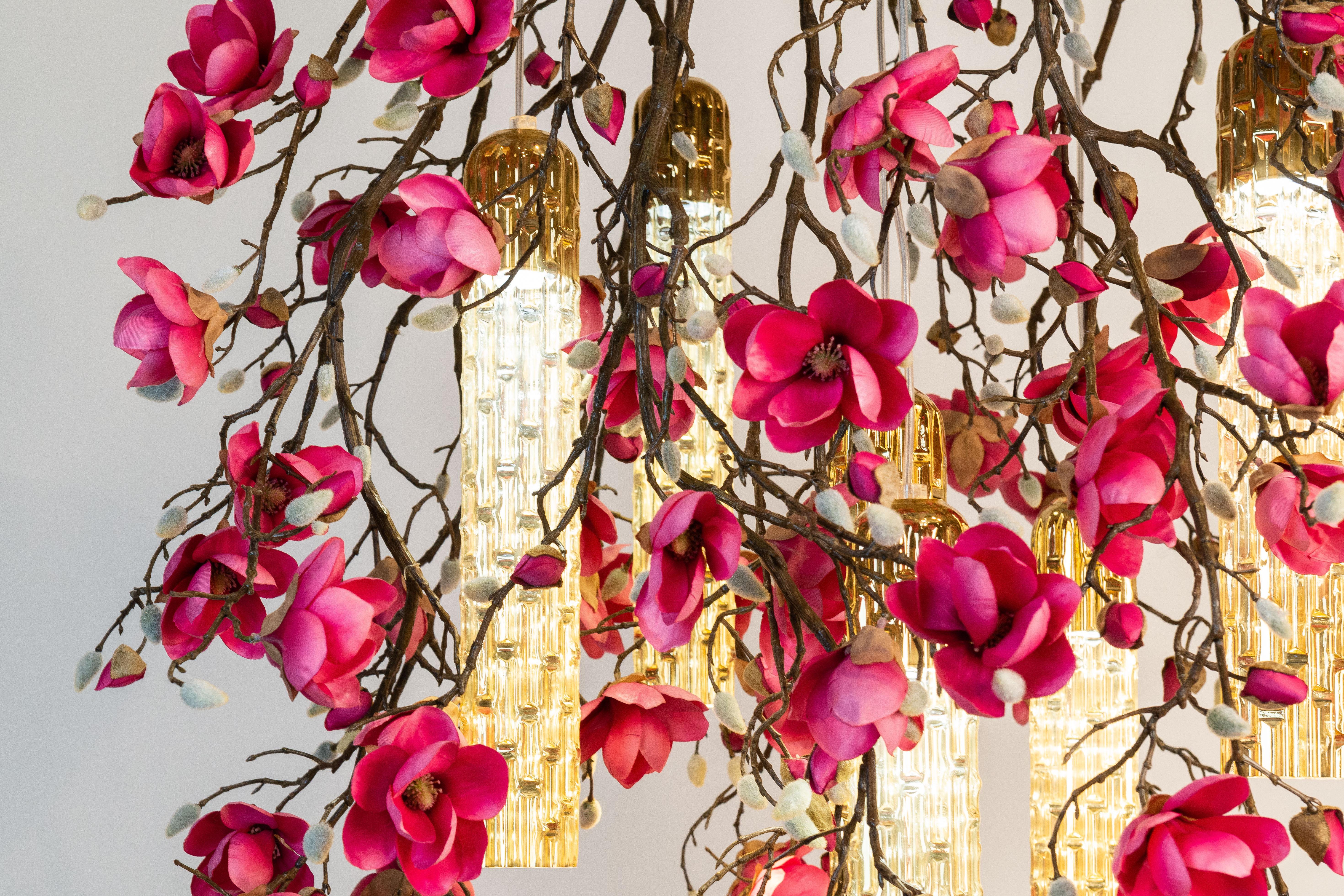 Moderne Lustre rond Flower Power Magnolia fuchsia et perles d'or, Venise, Italie en vente