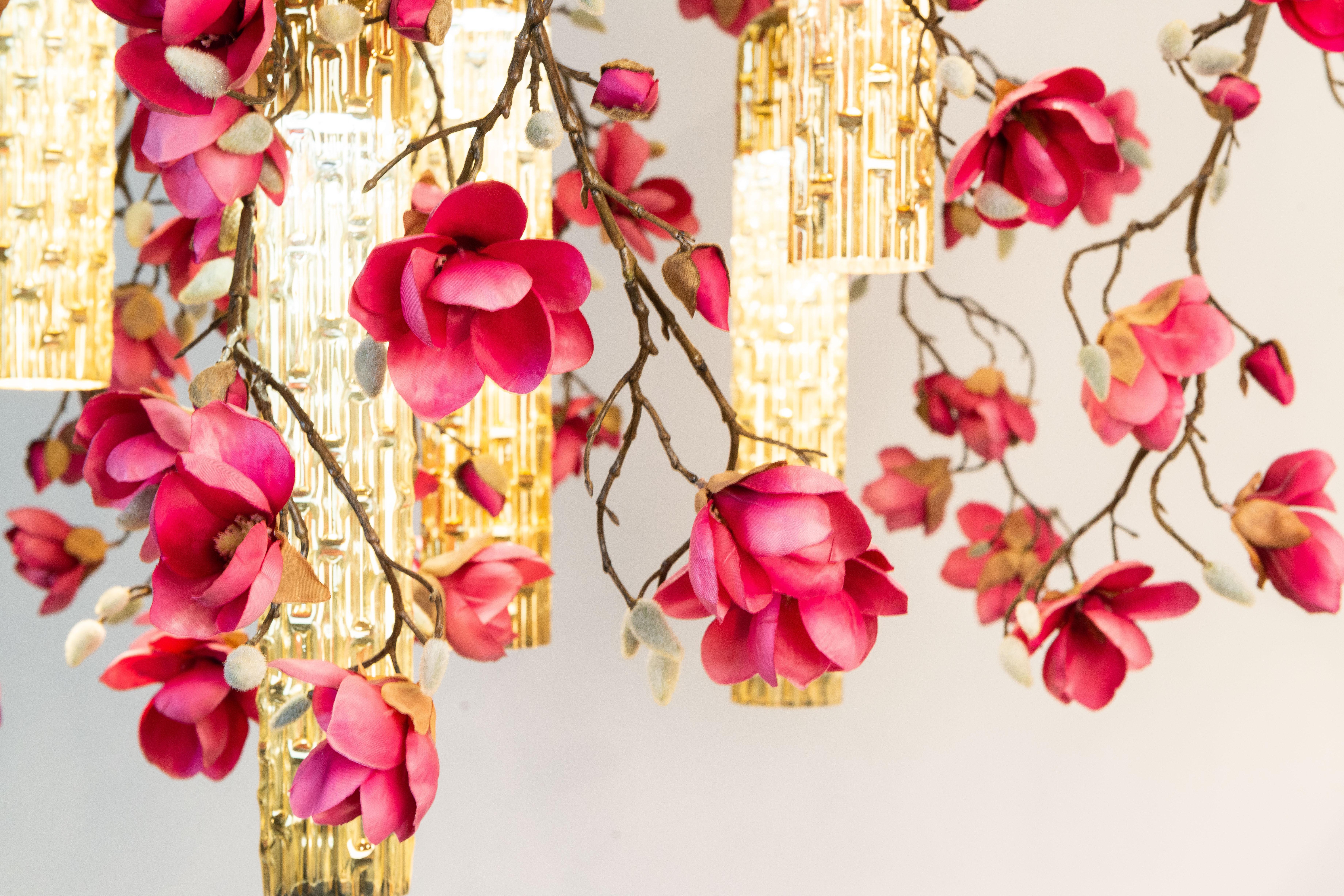 Fait main Lustre rond Flower Power Magnolia fuchsia et perles d'or, Venise, Italie en vente