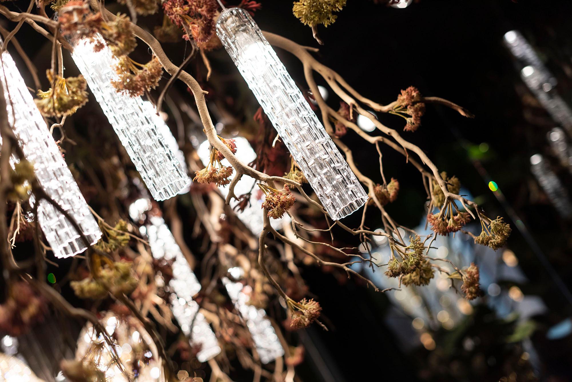 Flower Power Manzanita-Kronleuchter mit Blumenmotiv, Italien (Italienisch) im Angebot