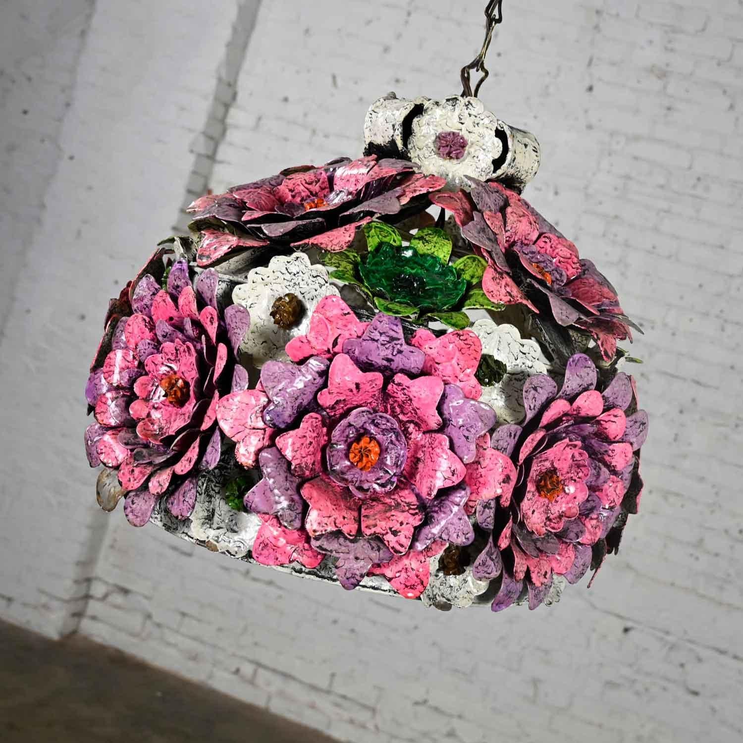 Awesome flower power mod Mid-Century Modern dome hanging light or swag lamp comprised of a painted metal dome, decorative bulb, and chain with bow tie links. It has a tag saying Hecho en Mexico and Soldario or Soldaua or Soldano maybe Soldavio.
