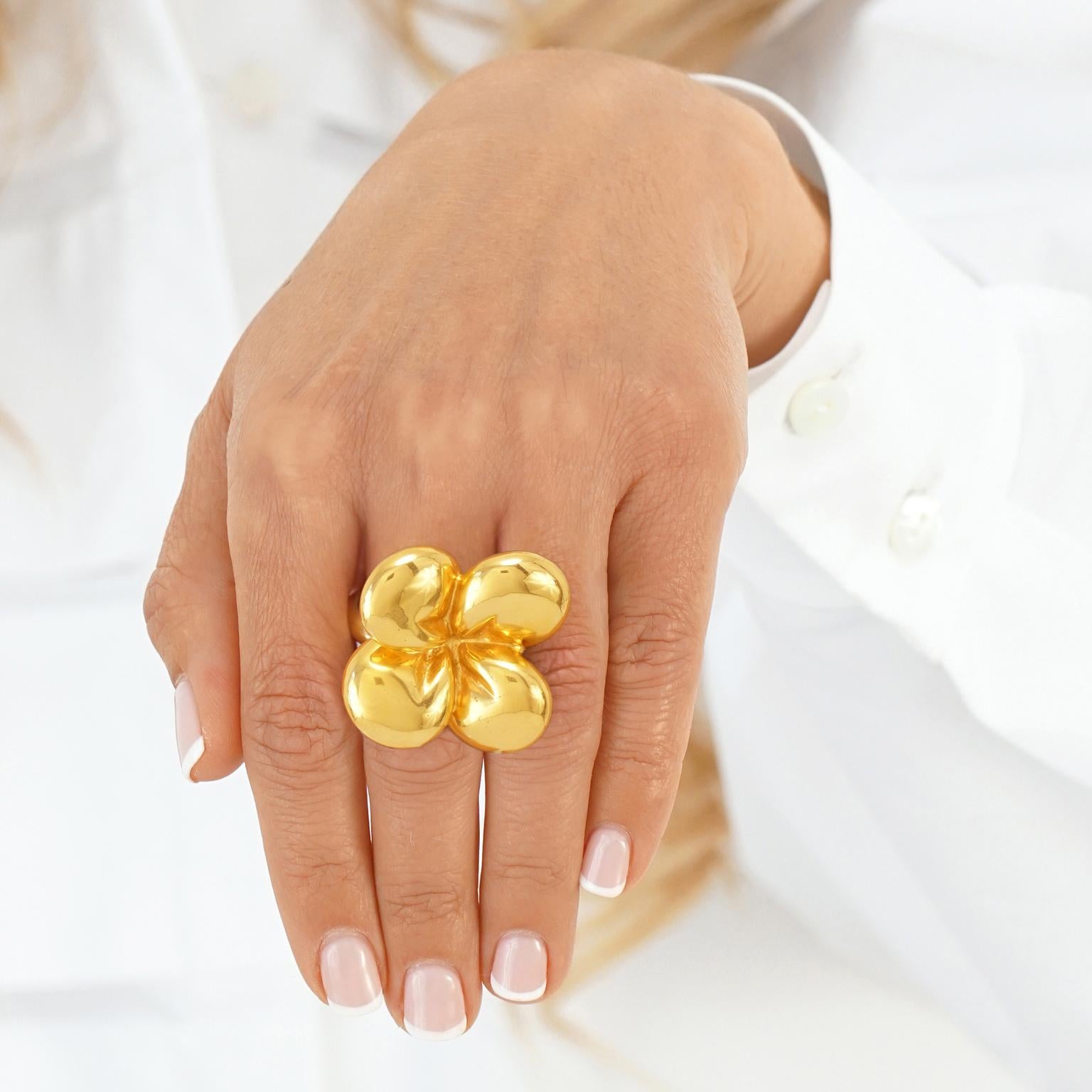 Flower Power Pop Art Ring 18k c1970-80s Swiss In Excellent Condition For Sale In Litchfield, CT
