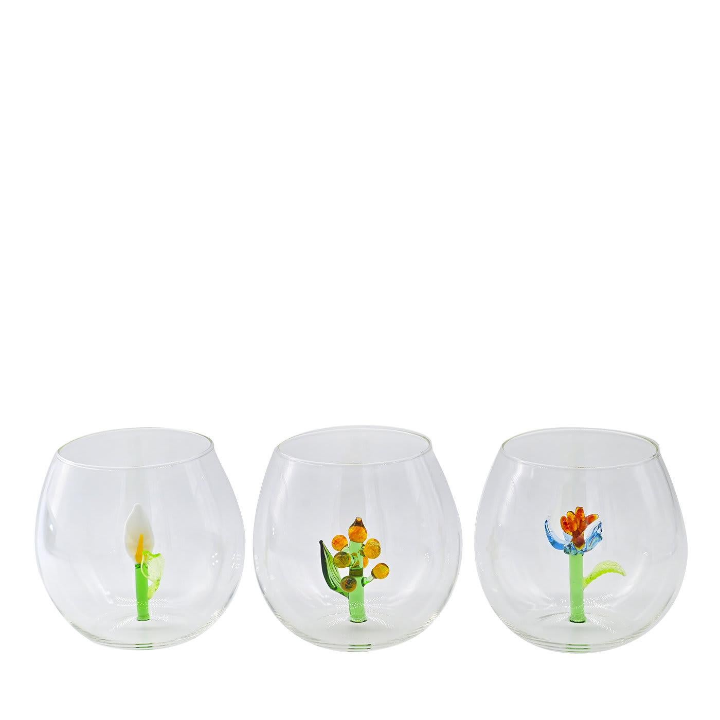 Two expert Venetian artisans are required to create each handcrafted piece in this set of highly original glasses. Each item features a unique flowering cactus sprouting from its inner base, creating a strikingly whimsical style. These romantic,
