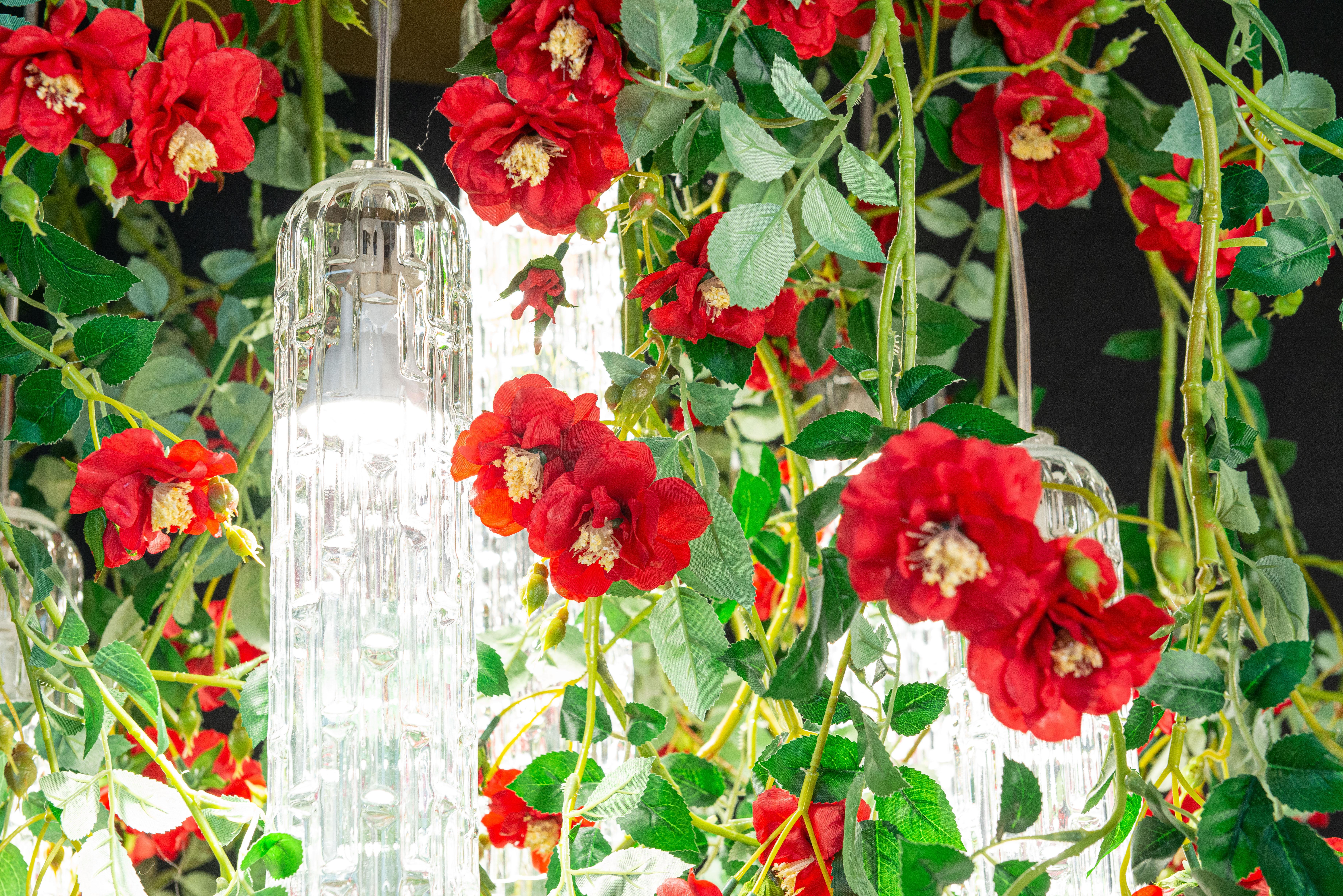 XXI secolo e contemporaneo Flower Power Wild Red Rose Grande Lampadario rotondo, Venezia, Italia in vendita