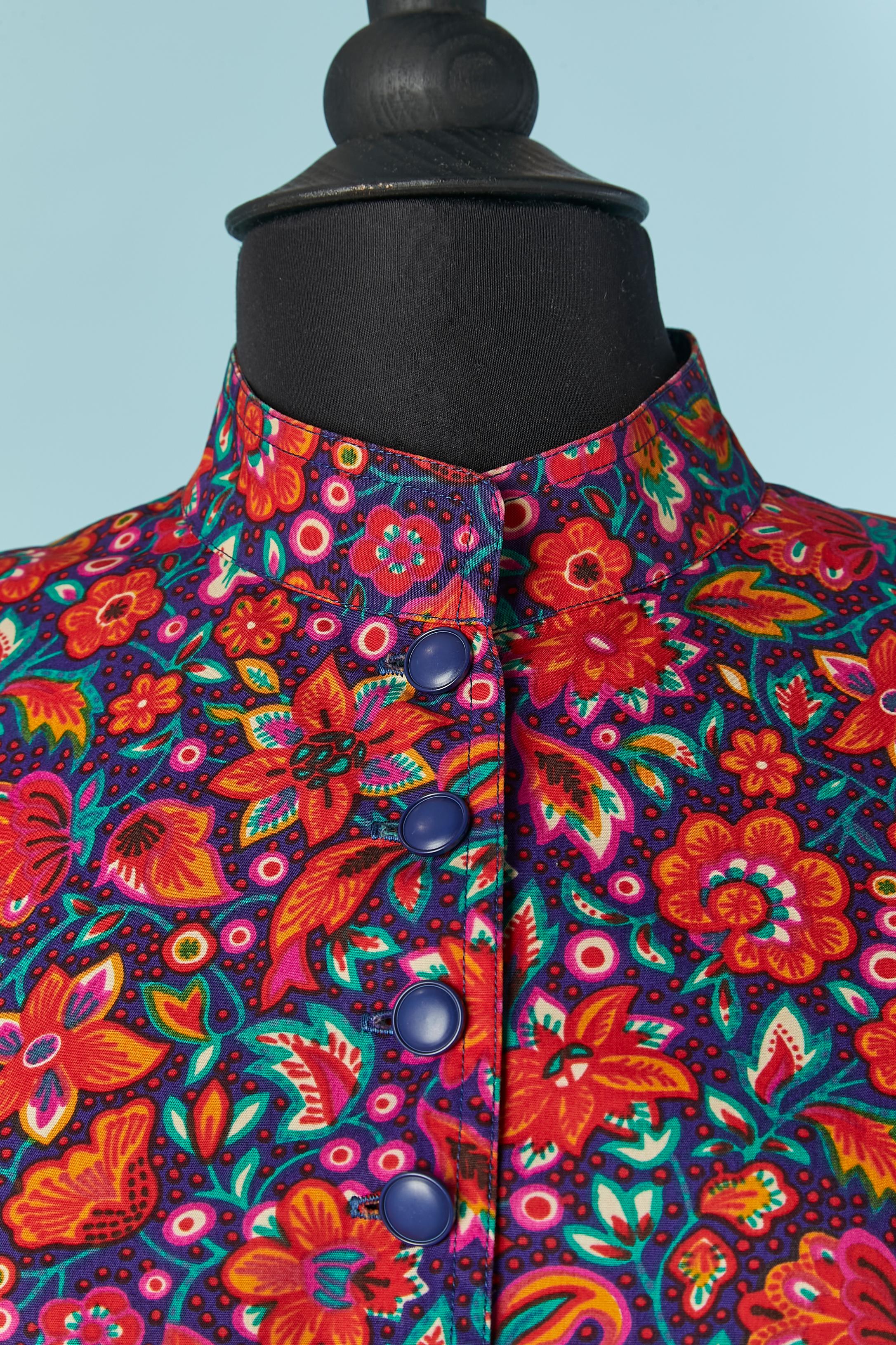 Flower printed cotton shirt and skirt ensemble. Navy blue cotton lining. 
Shoulder pad. Button and buttonhole closure on the middle front + on cuffs. 
Ruffles on the jacket and on the skirt. 
SIZE 36 (Fr) 6 (US) S 