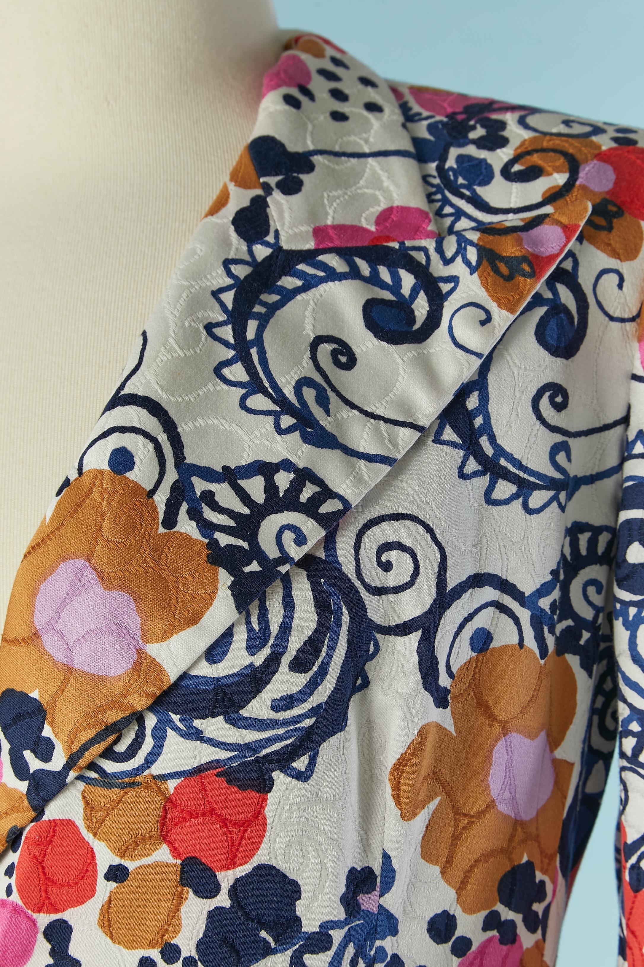 FlowerPrinted jacquard cotton double-breasted  jacket. Cotton lining. Shoulder pads. Pocket on both side with button and buttonhole closure.
SIZE 38 (Fr) M 