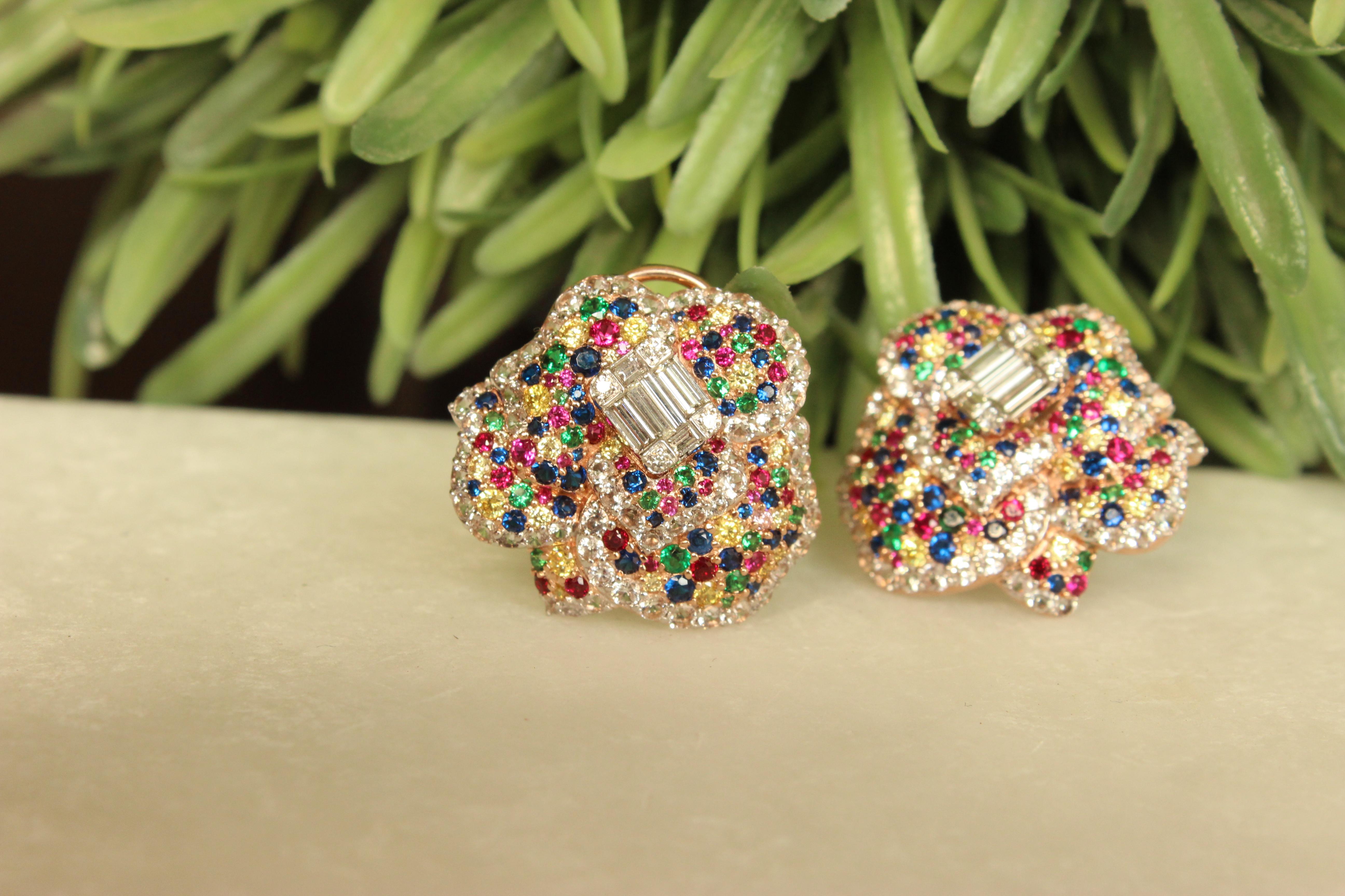 Orecchini con diamanti a fiore Rainbow in oro massiccio 14k (certificati) in vendita 2