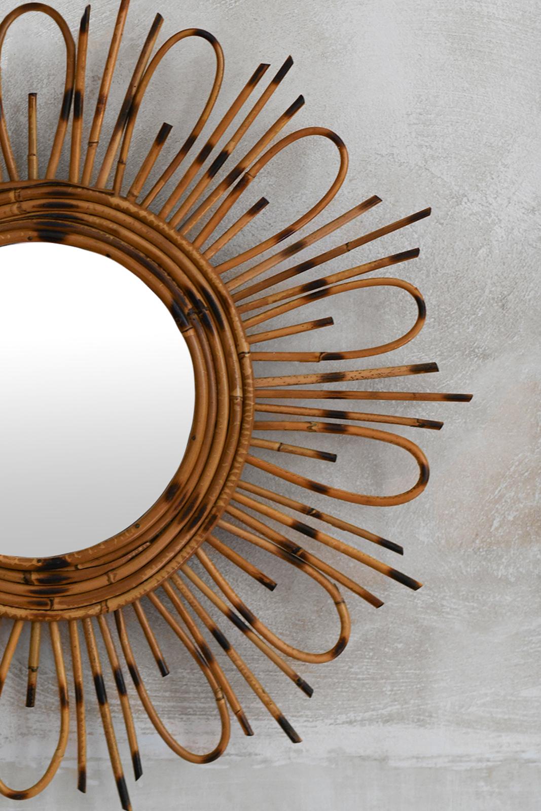 Specchio in rattan a forma di fiore, anni '60 In condizioni buone in vendita a Roma, RM