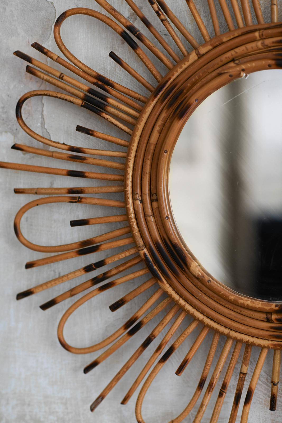 Metà XX secolo Specchio in rattan a forma di fiore, anni '60 in vendita