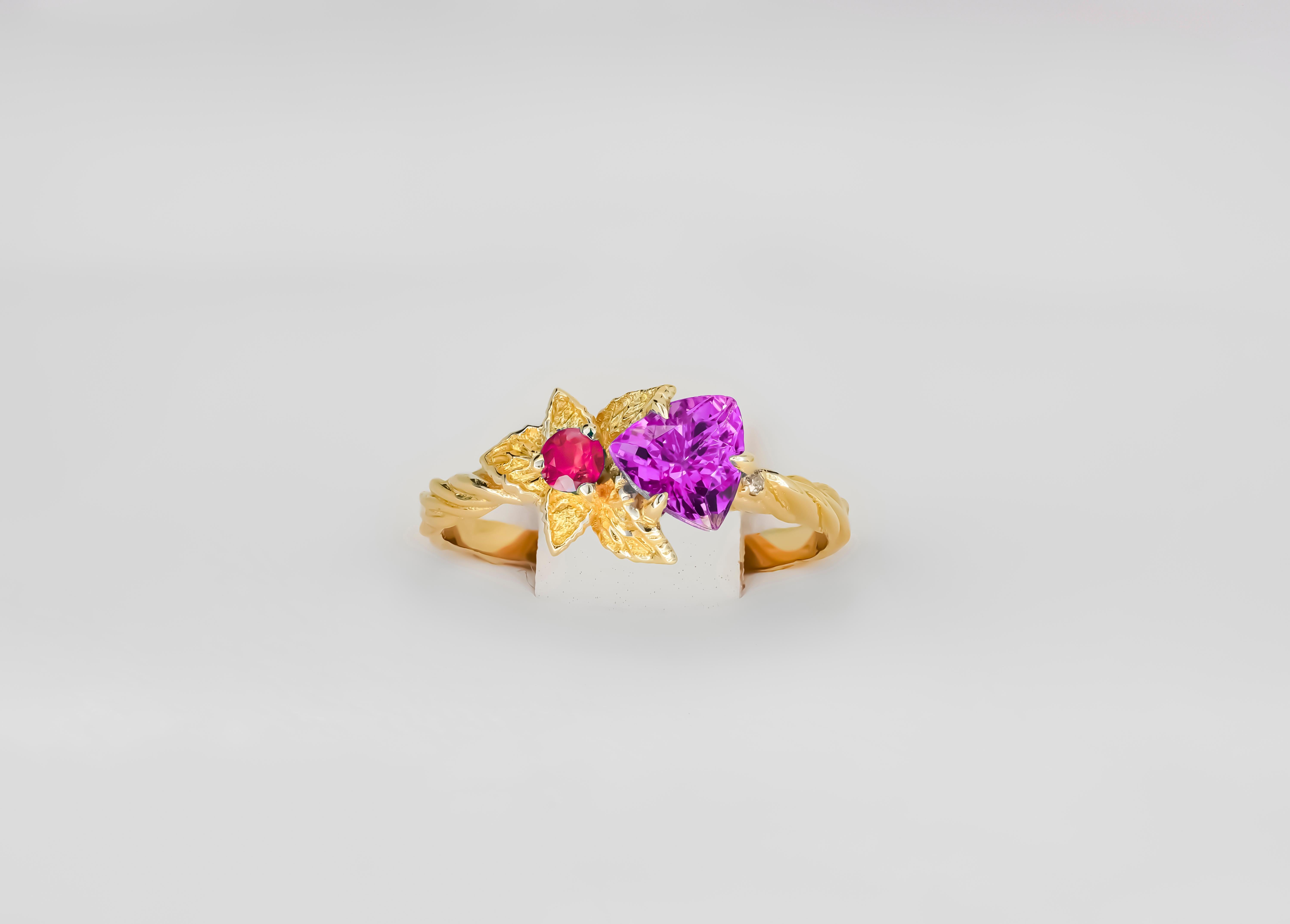 Flower red purple gemstone 14k gold ring.
Triangle purple gemstone gold ring. Lab amethyst, ruby gold ring. Flower gold ring.

Weight: 2.25 g. depends from size

Gemstones:
 Lab amethyst, weight: approx 0.45-0.50 ct, cut - trillion, purple color
