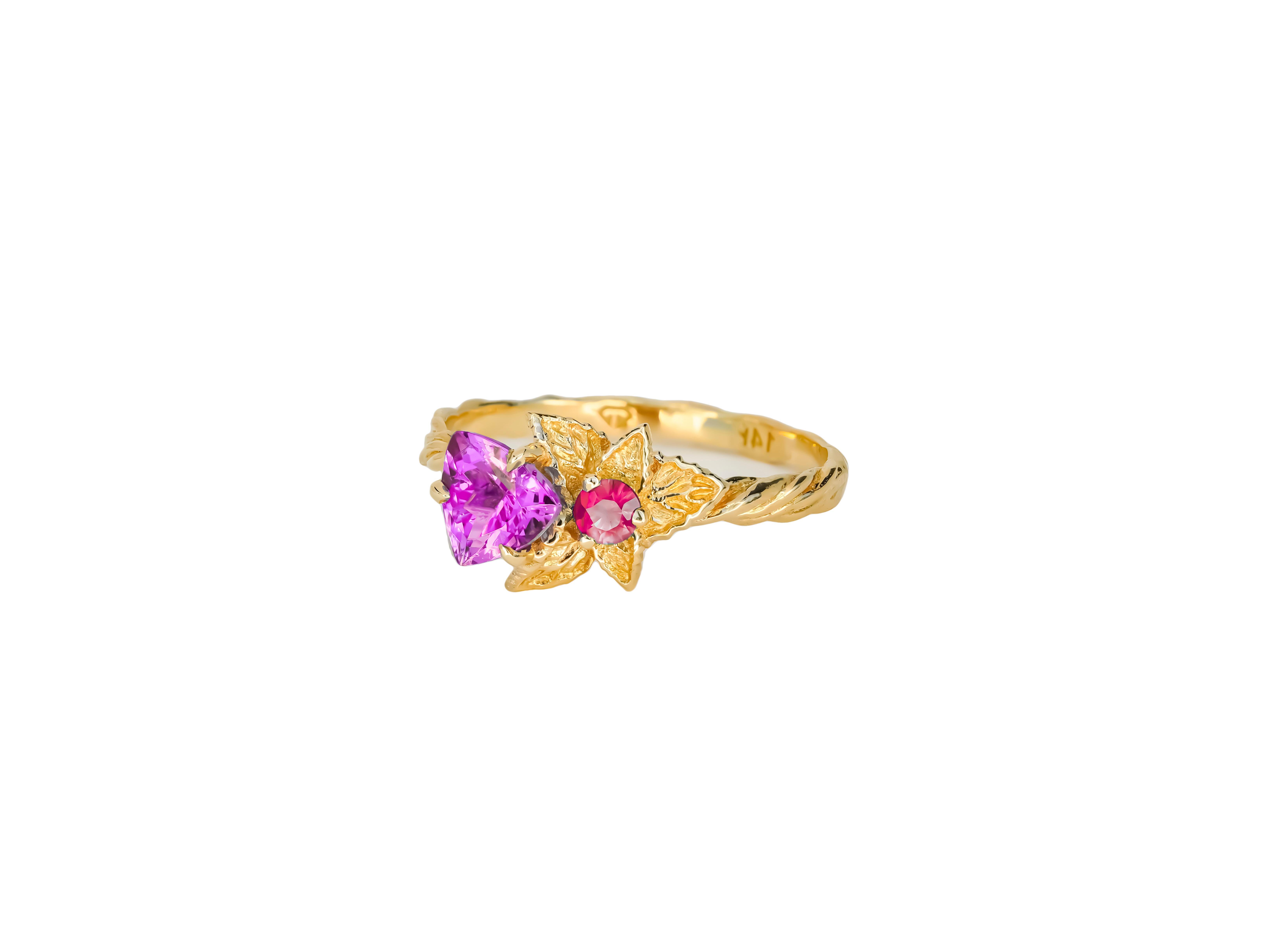 En vente :  Bague en or 14k avec fleur et pierres précieuses rouges et violettes. 3