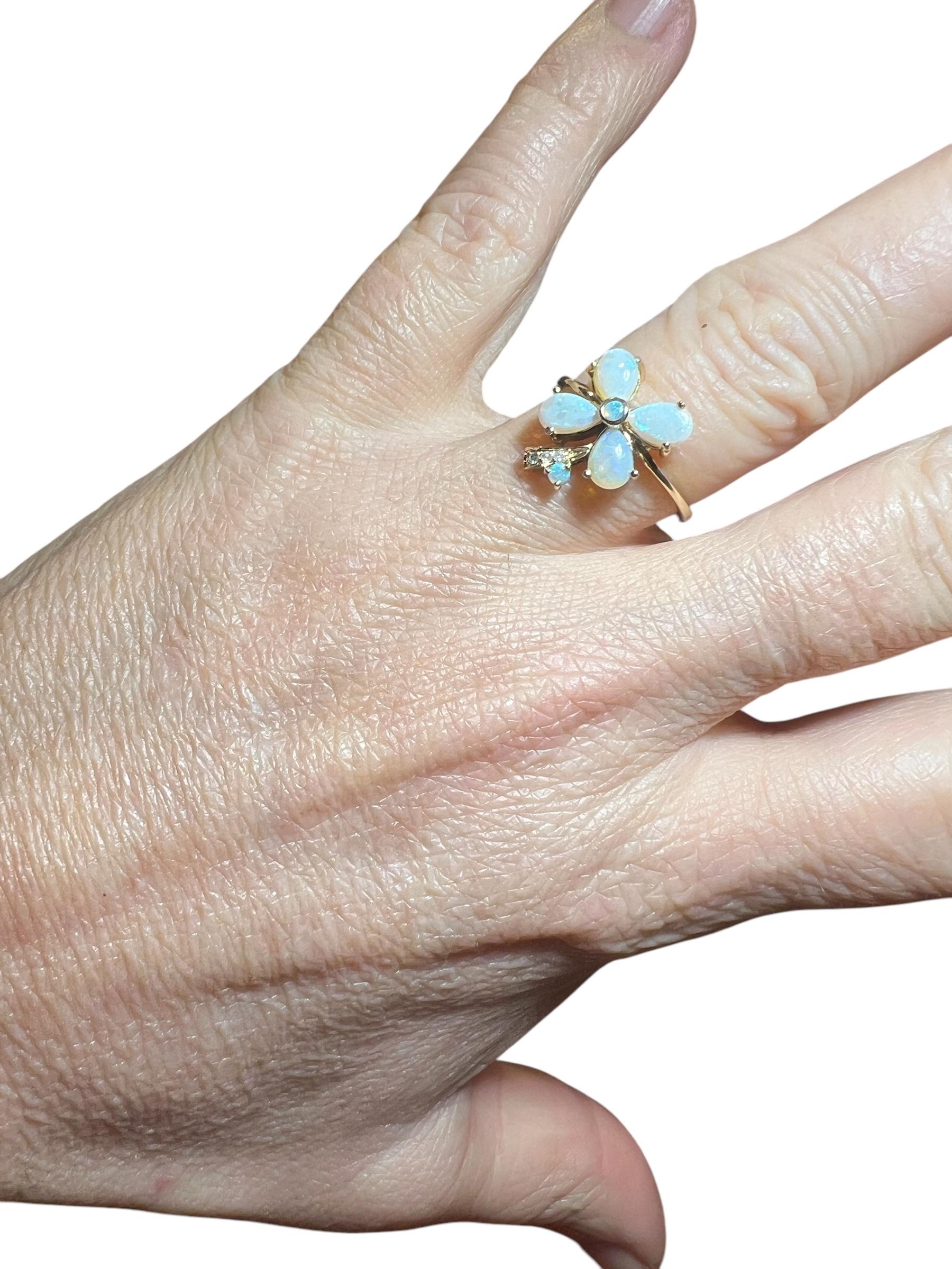 Flower” Ring 9 Carat Yellow Gold Opals And Diamonds In Good Condition For Sale In SAINT-OUEN-SUR-SEINE, FR