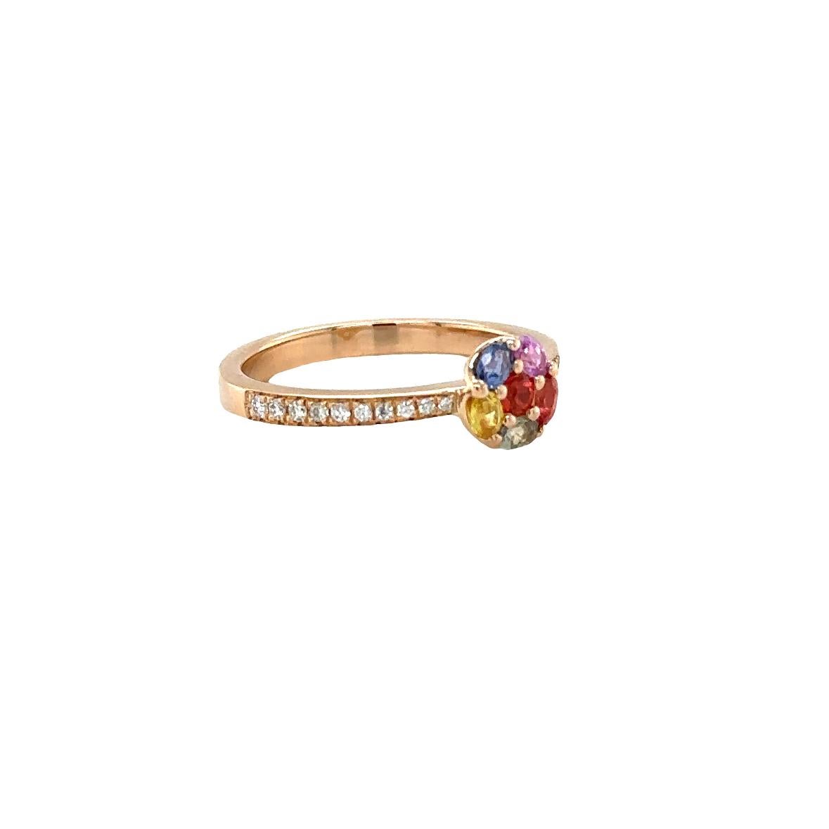 Der RIAD Ring ist ein Meisterwerk aus 18 Karat Roségold und wiegt 3,30 Gramm. Dieser elegante Ring ist mit einer Reihe von farbigen Saphiren von insgesamt 0,52 Karat besetzt und mit schillernden Diamanten der Farbe G und Reinheit VS von insgesamt