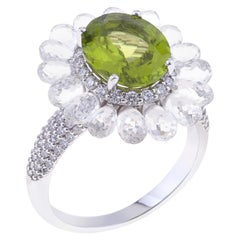 Anello a fiore in oro bianco con zaffiri bianchi unici, peridoto ovale e diamanti