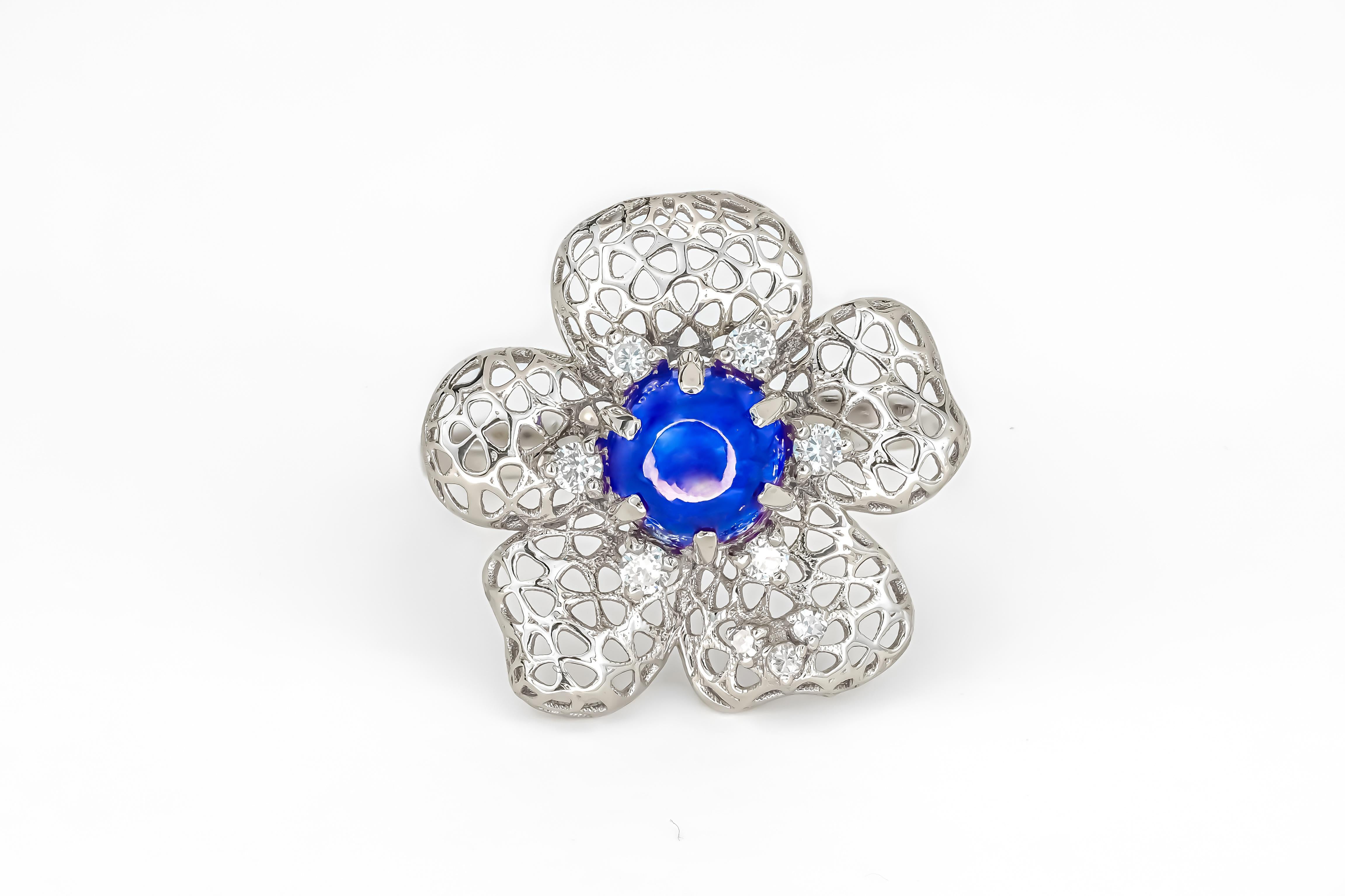 Cabochon Flower ring with blue sapphire cabohon in 14k gold For Sale