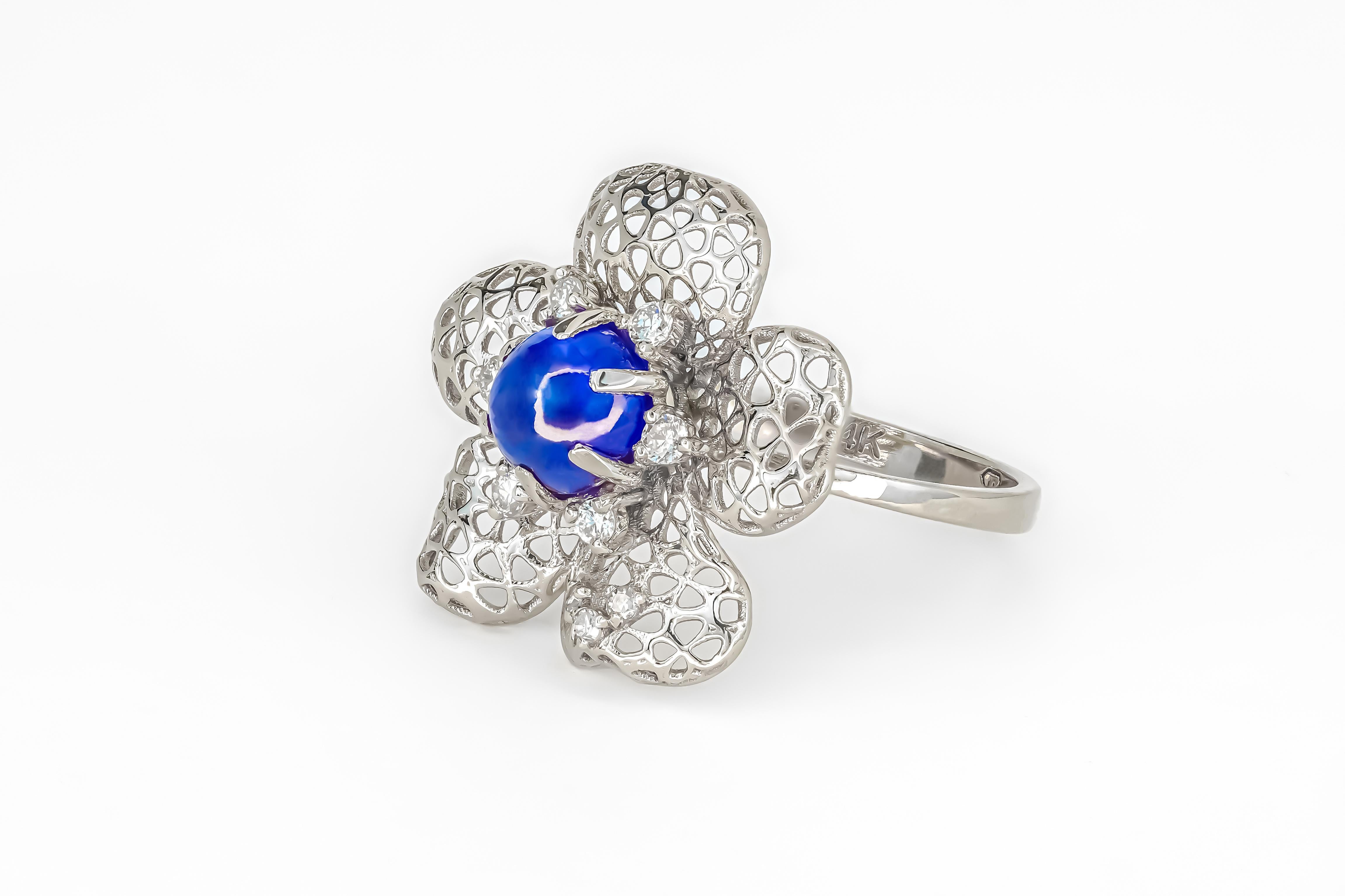 Flower ring with blue sapphire cabohon in 14k gold In New Condition For Sale In Istanbul, TR