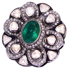 Blumenblumenring mit Diamanten und Smaragd in der Mitte aus Silber