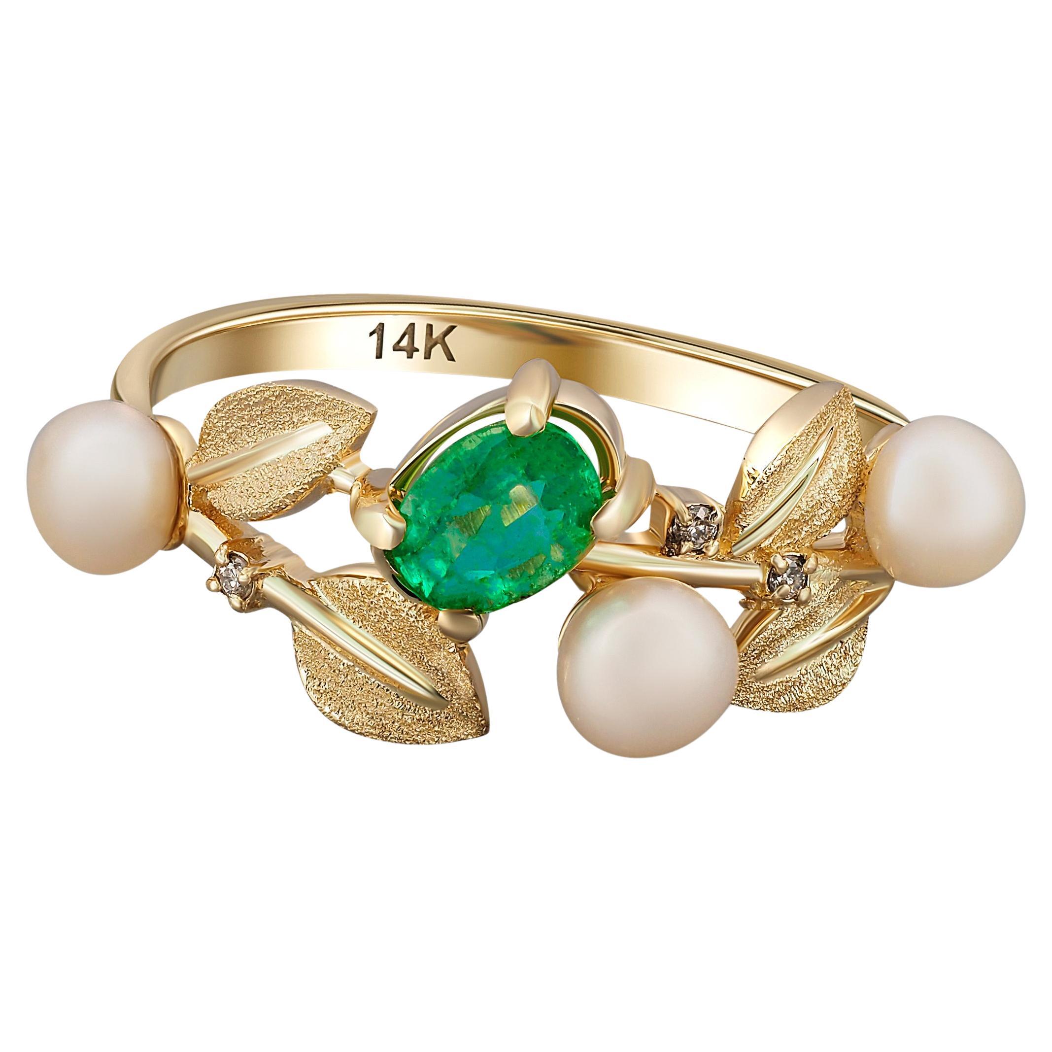 Flower ring with emerald in 14k gold. 