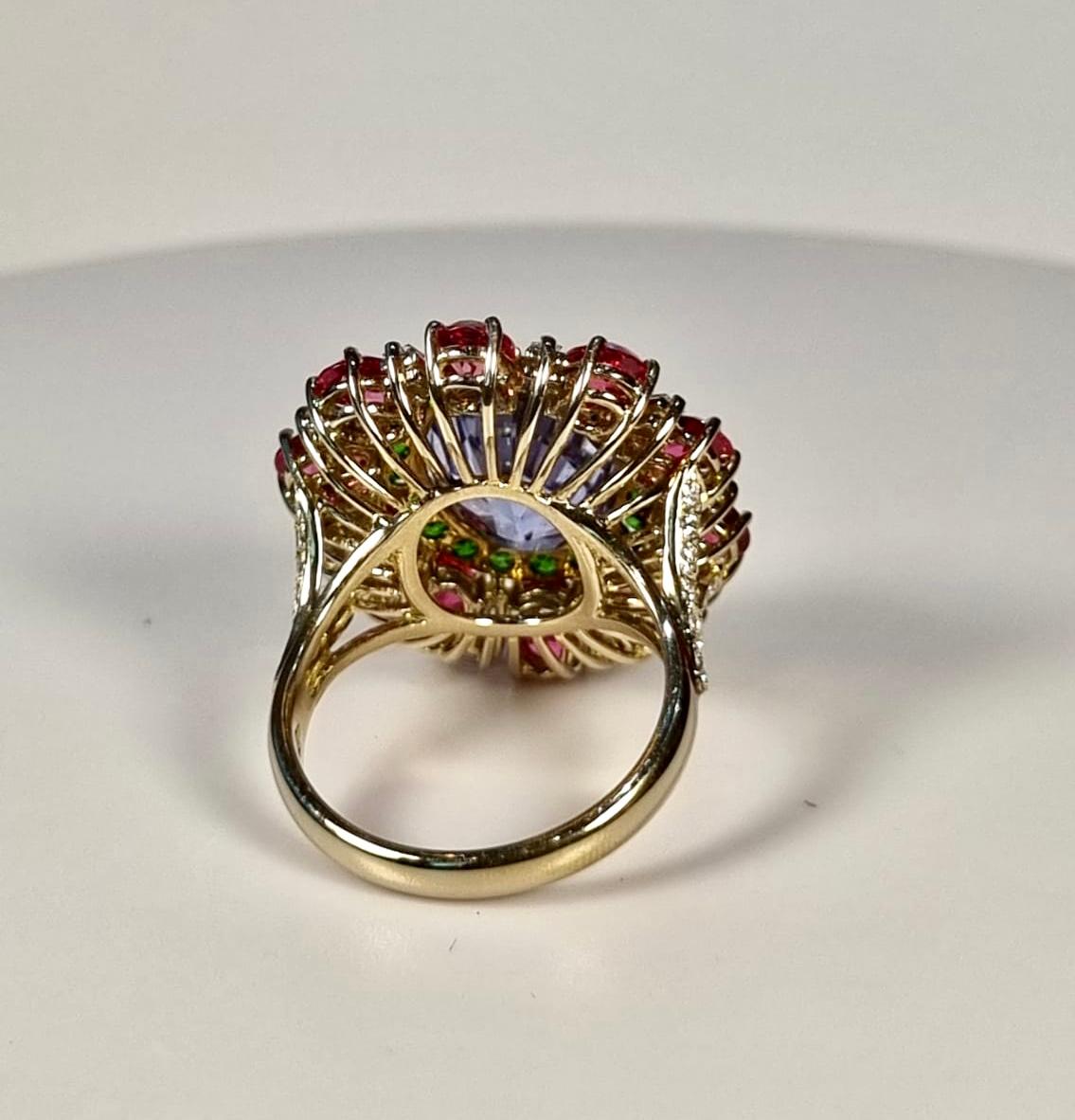 Blumenring mit nicht erhitztem zentralem blauem Saphir Granat und Spinellen 18k Gold (Zeitgenössisch)