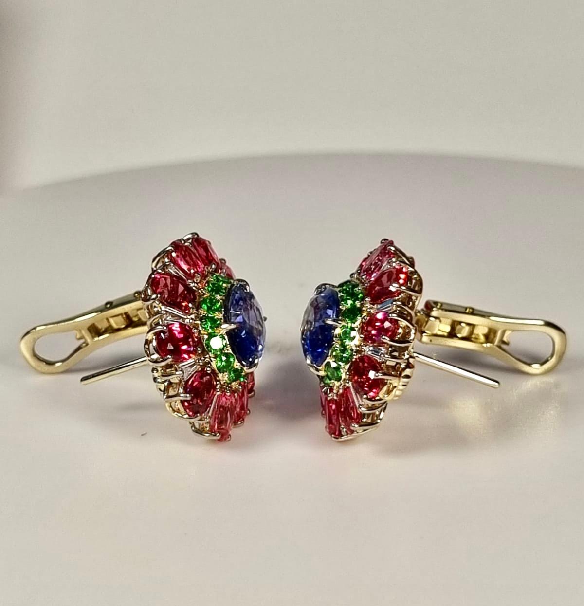 Flower Set of Ring and Earrings with natural  Sapphire, emeralds and Spinels  In New Condition For Sale In Bilbao, ES
