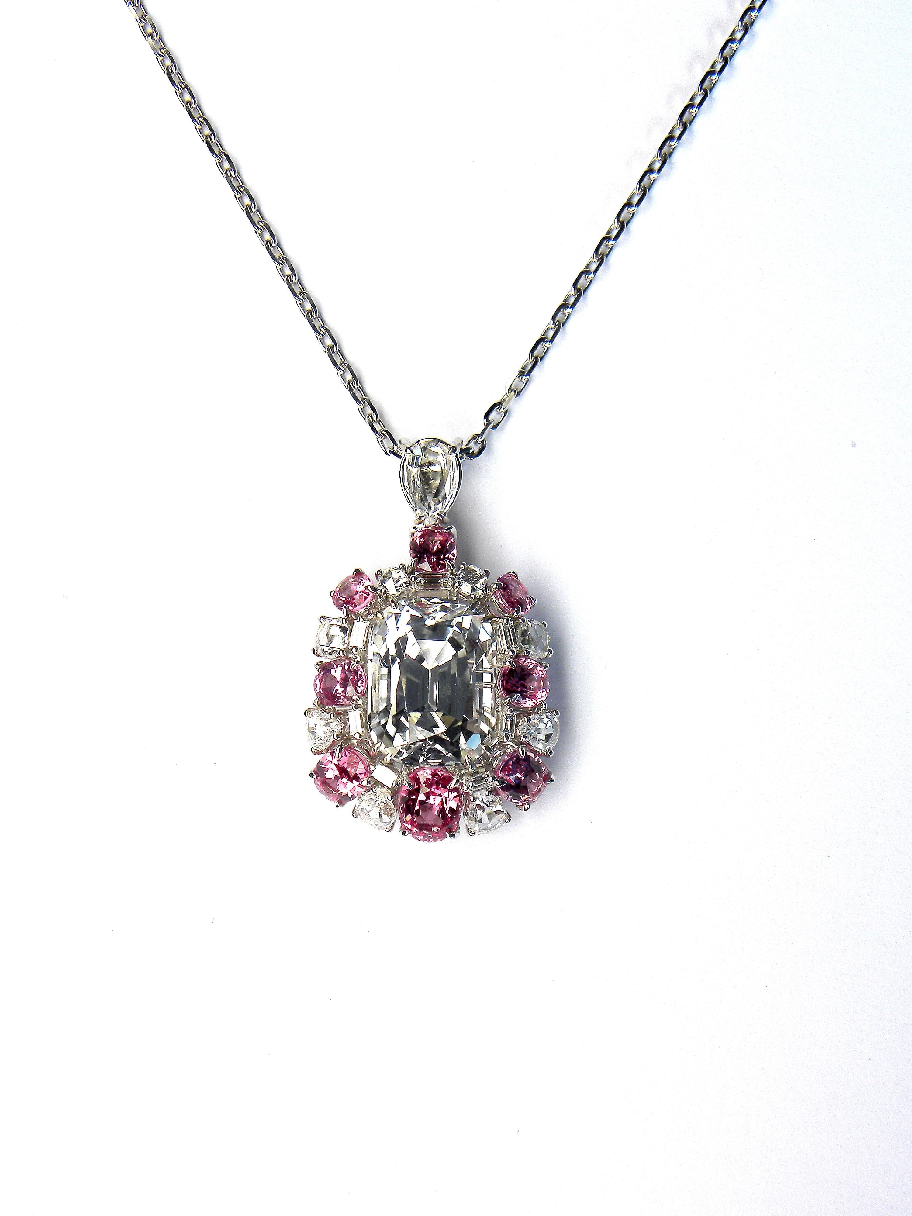 Blumenring mit nicht erhitztem zentralem blauem Saphir Granat und Spinellen 18k Gold 2