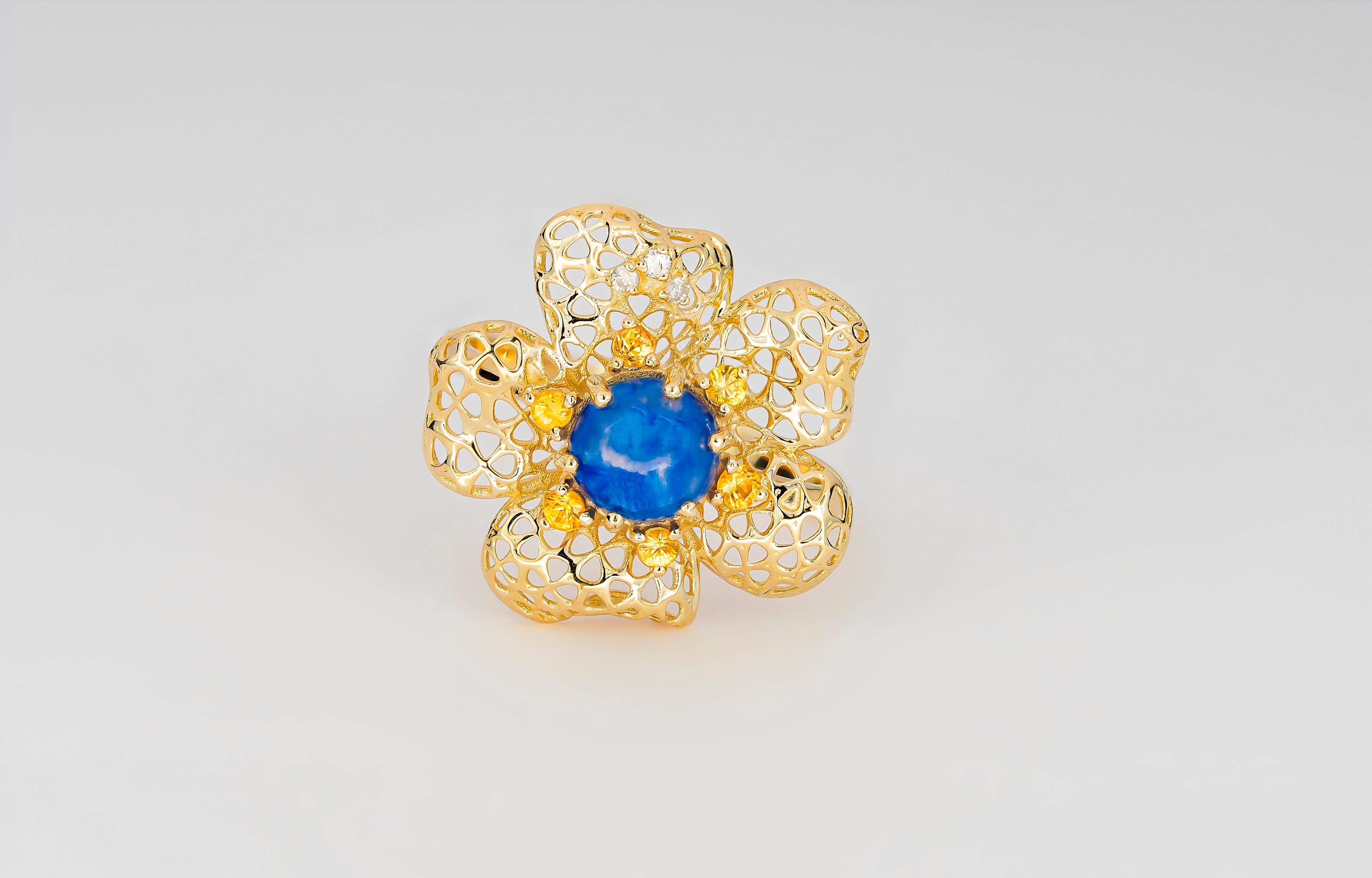 Modern Flower ring with sapphire im 14k Gold.  For Sale