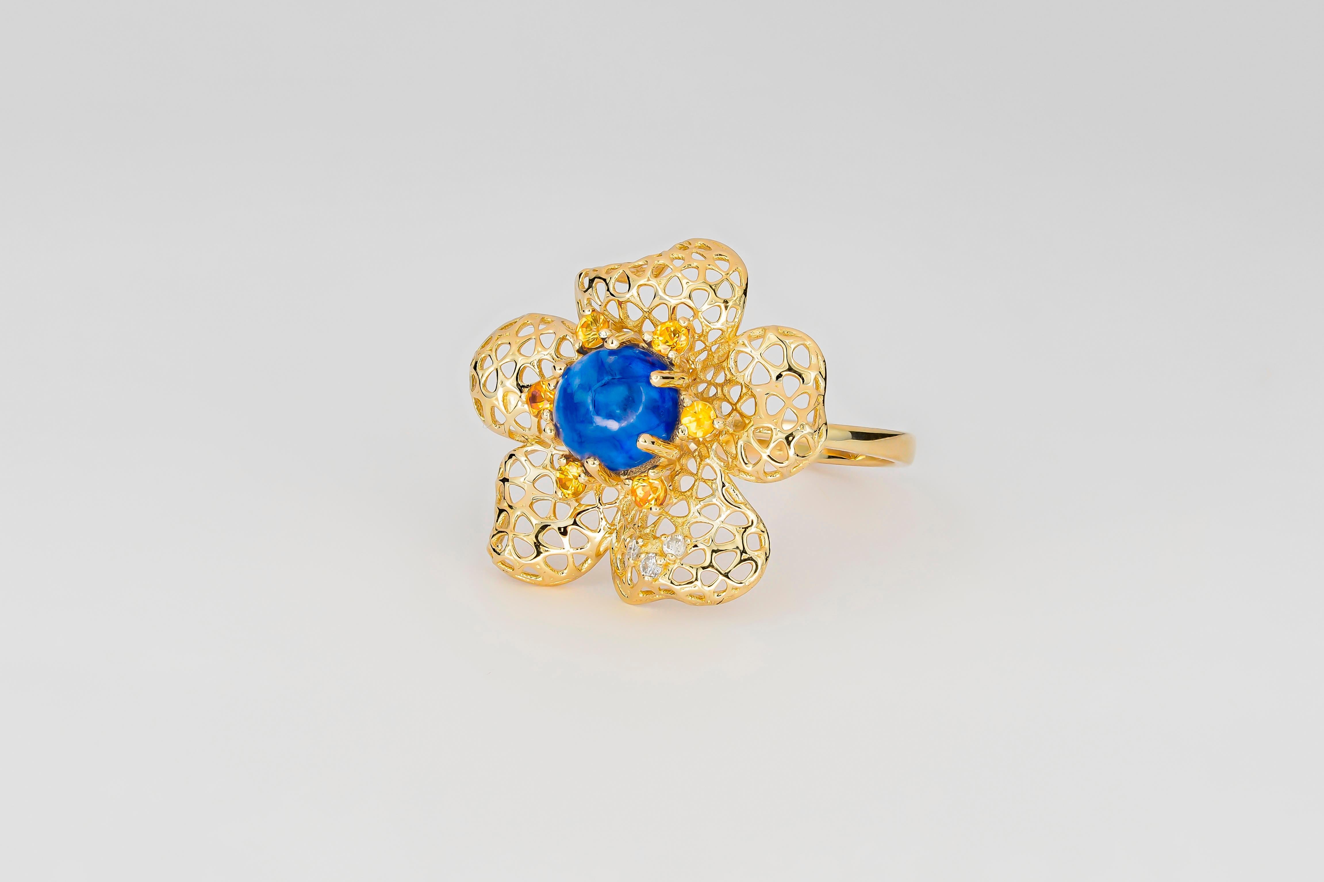 Round Cut Flower ring with sapphire im 14k Gold.  For Sale