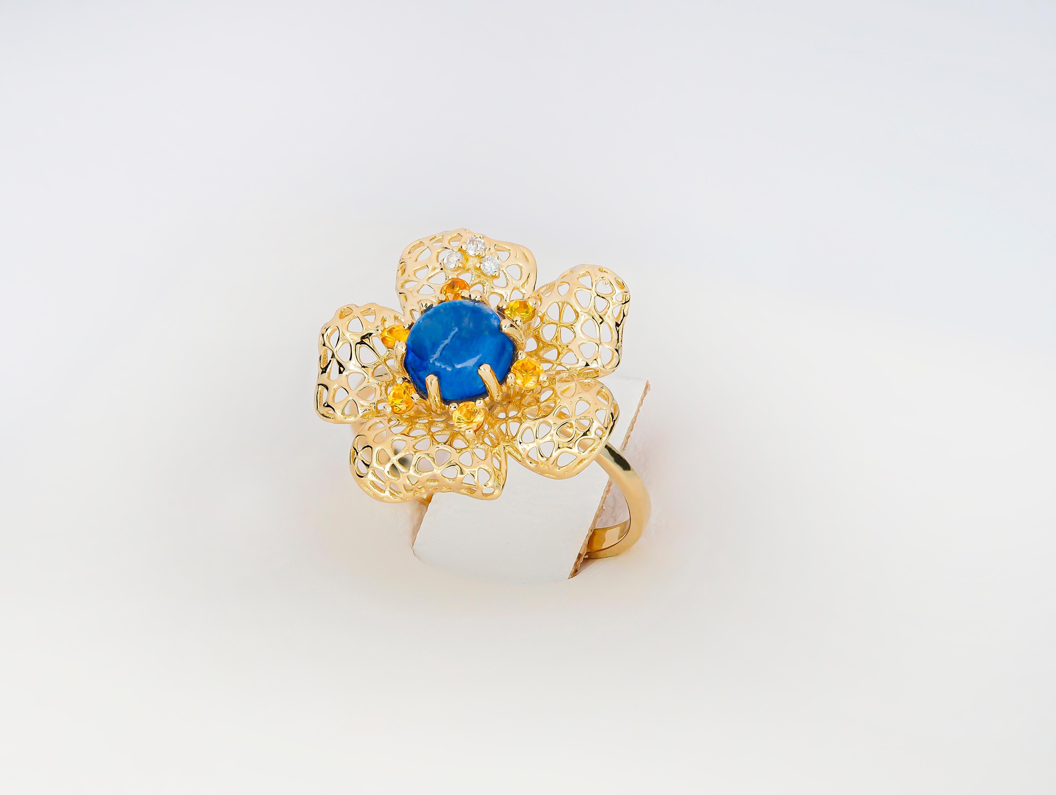 Women's Flower ring with sapphire im 14k Gold.  For Sale