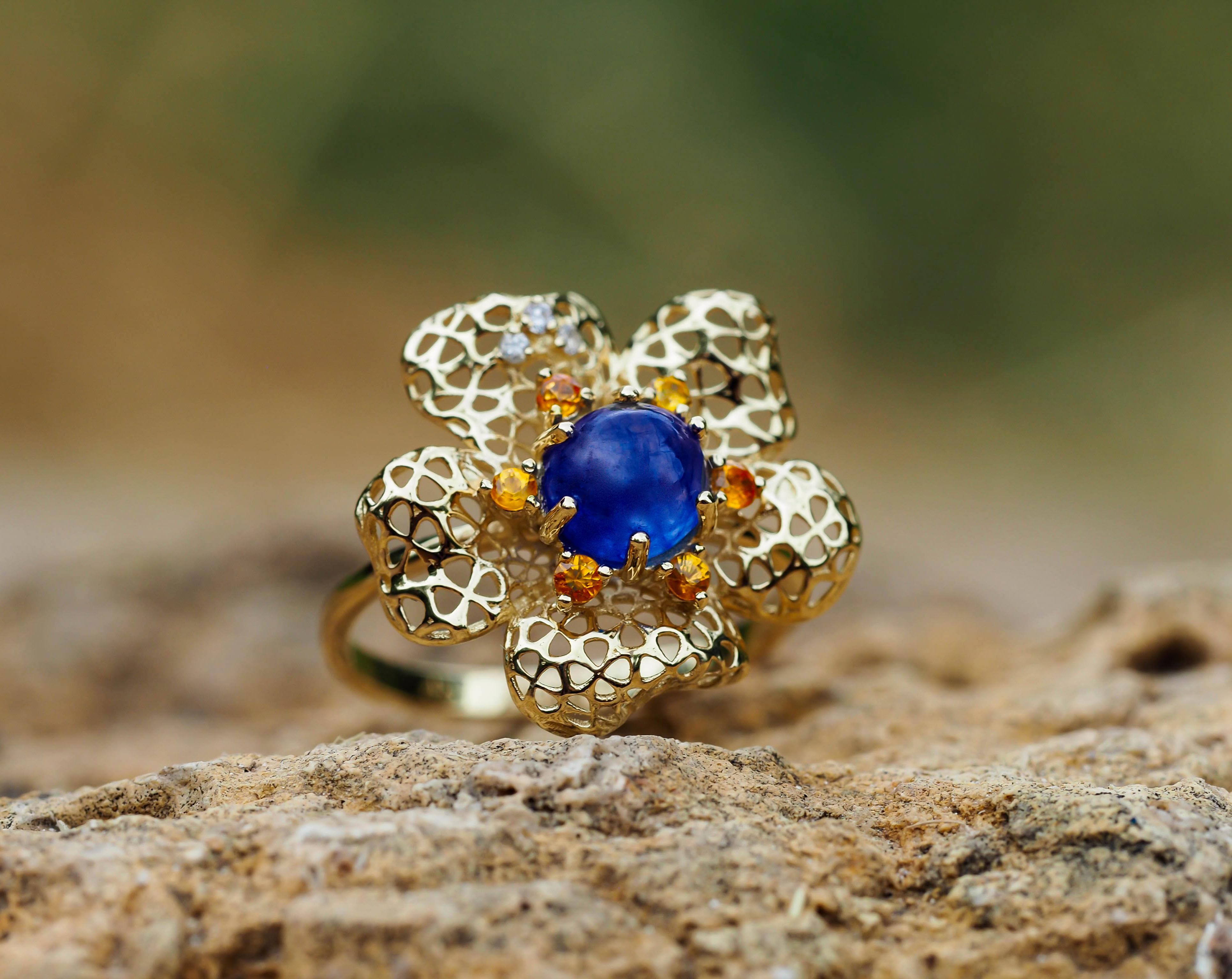 Flower ring with sapphire im 14k Gold.  For Sale 3