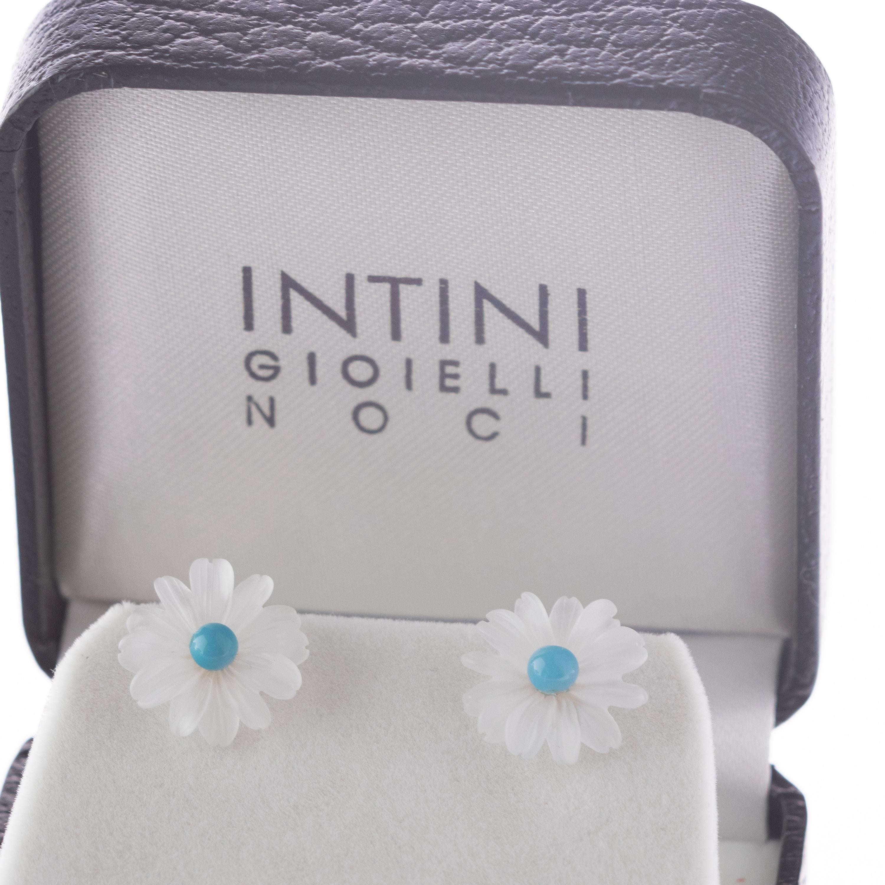 Asombrosa y delicada flor de cristal de roca de 5.5 ct. Pendientes con una cuenta de ágata azul en el centro. Pétalos tallados que evocan el trabajo artesanal de la joyería tradicional italiana, envolviéndose en un aspecto suave enriquecido con oro