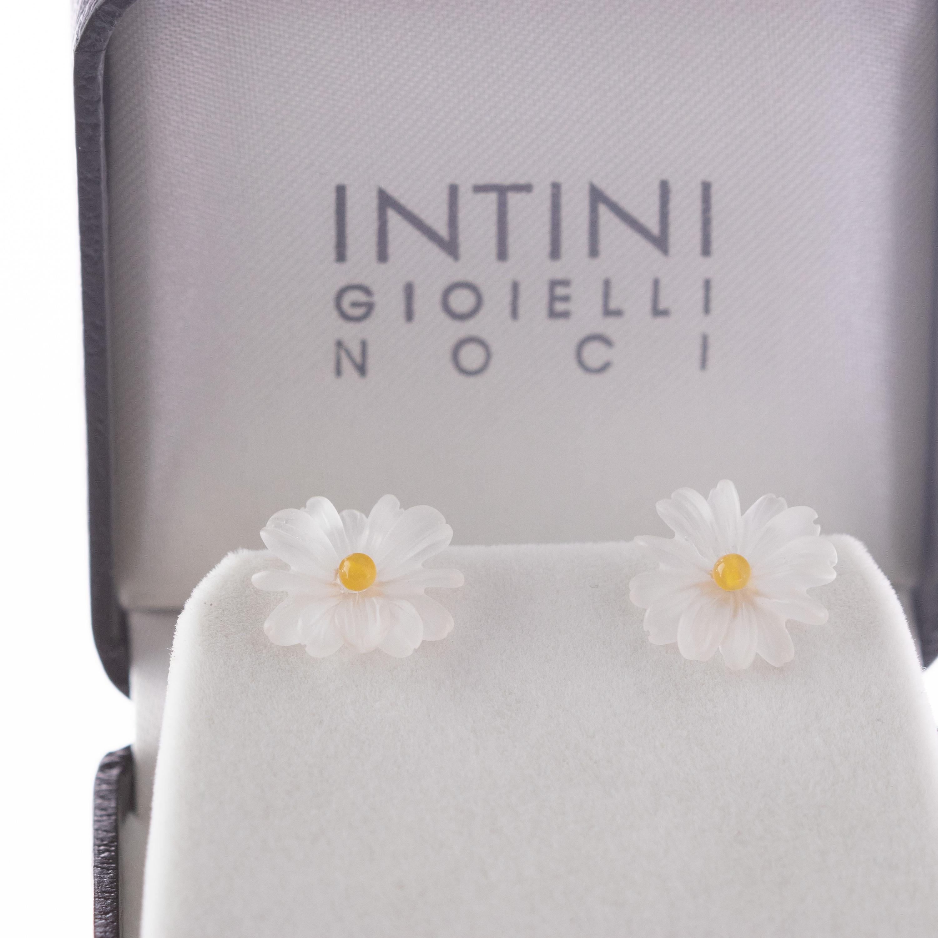 Astonishing and delicate 5.5 ct rock crystal flower. Stud earrings with a small yellow agate bead in the middle. Carved petals that evoke the italian handmade traditional jewelry work, wrapping itself in a soft look enriched with 9 karat yellow gold