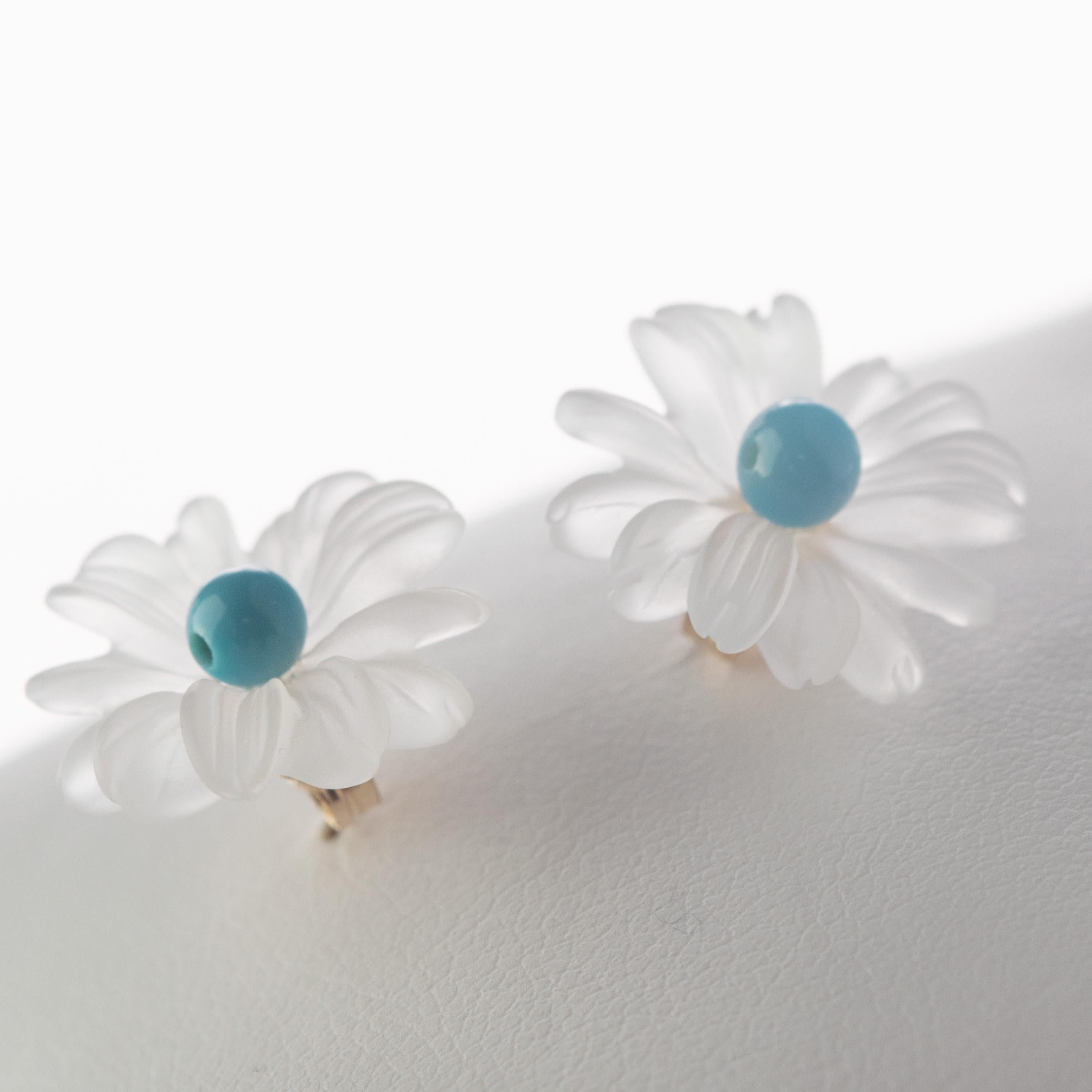 Blumen Blume Bergkristall Achat geschnitzt gefüllt Gold Ohrstecker handgefertigt italienische Mädchen Ohrringe im Angebot 2