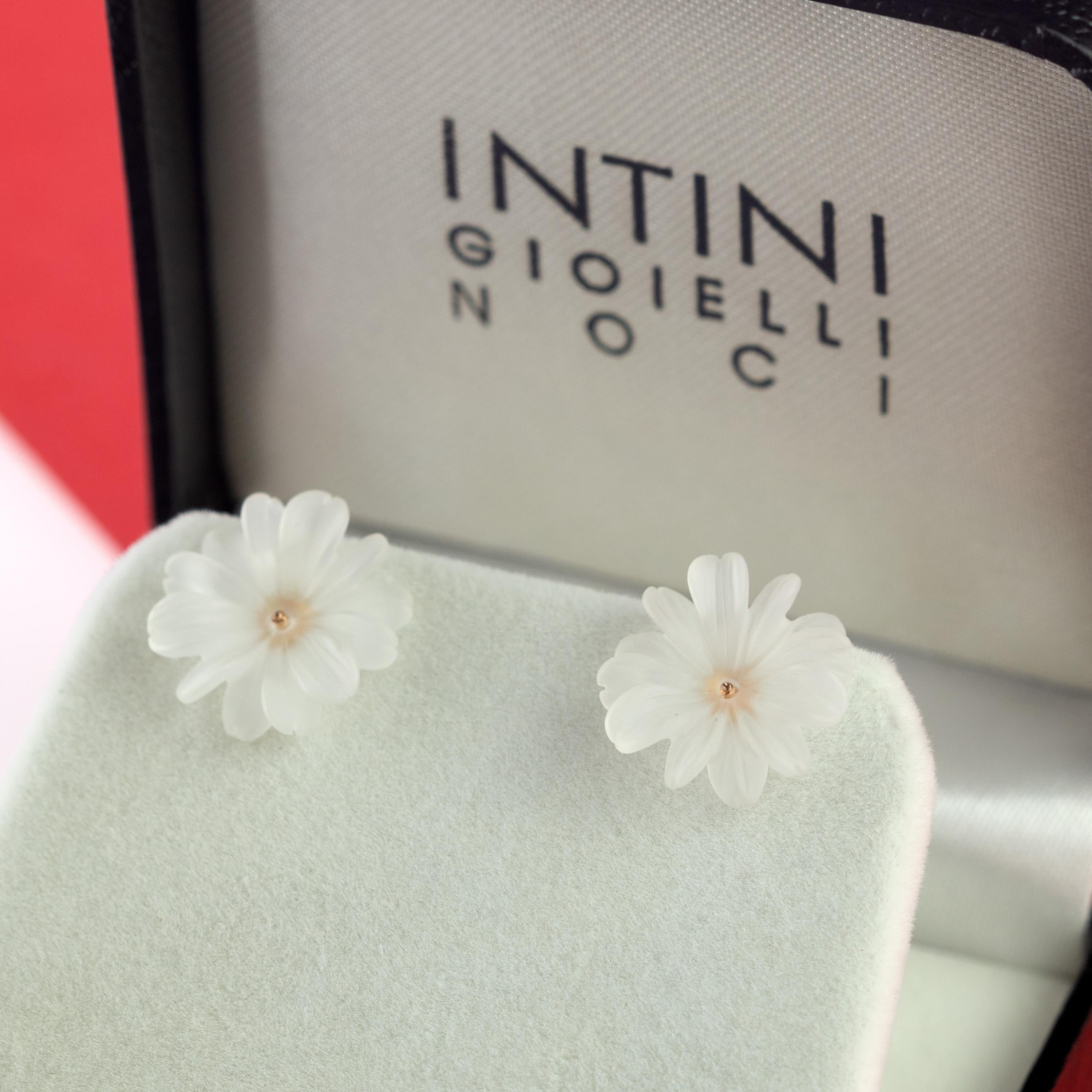 Étonnante et délicate fleur de cristal de roche de 10 ct. Boucles d'oreilles agrémentées d'un style moderne et exquis. Des pétales sculptés qui évoquent le travail de joaillerie traditionnel fait à la main en Italie, s'enveloppant dans un look doux