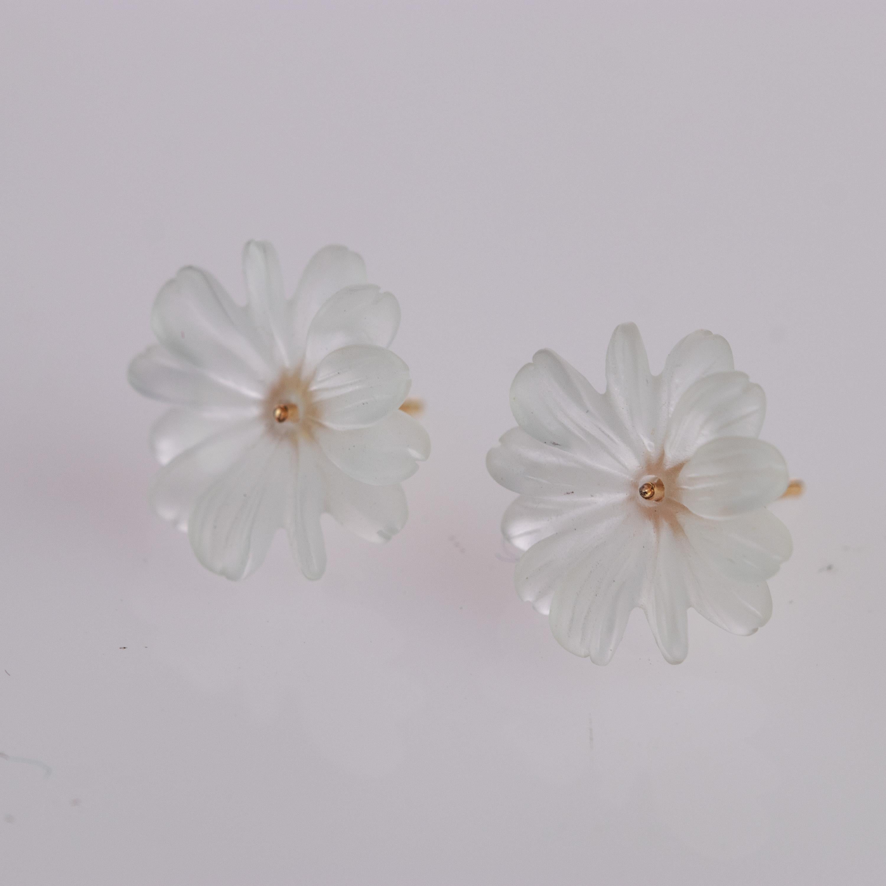 Flower Rock Crystal Carved 14 Karat Yellow Gold Stud Handmade Italian Earrings In New Condition For Sale In Milano, IT
