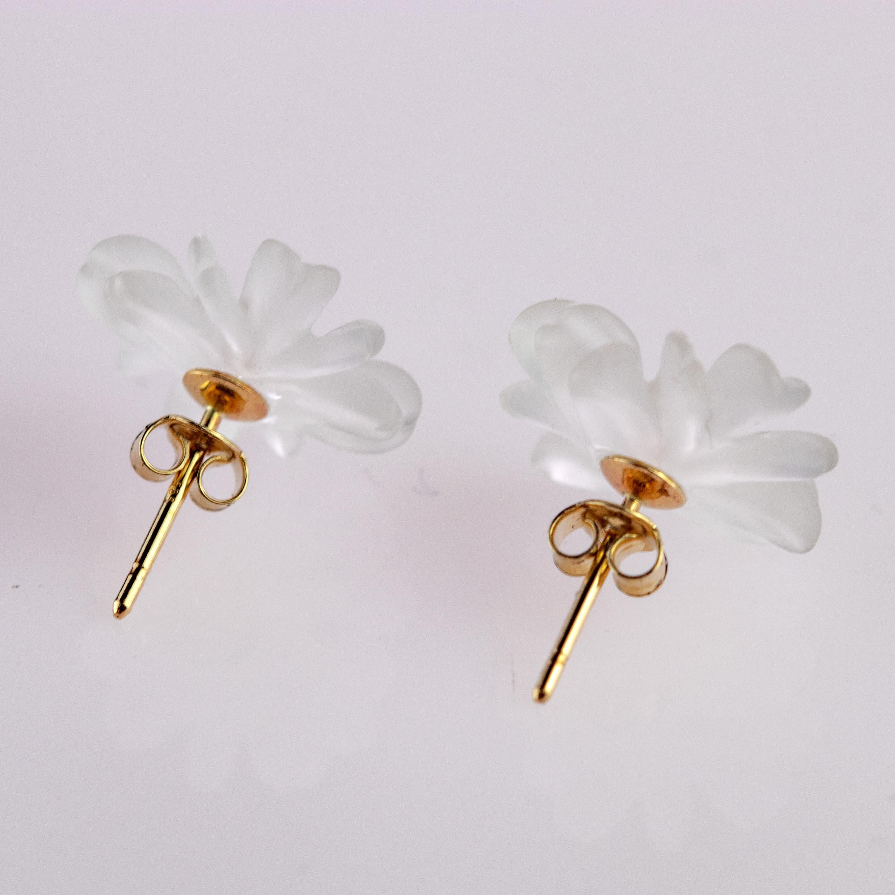 Women's Flower Rock Crystal Carved 14 Karat Yellow Gold Stud Handmade Italian Earrings For Sale