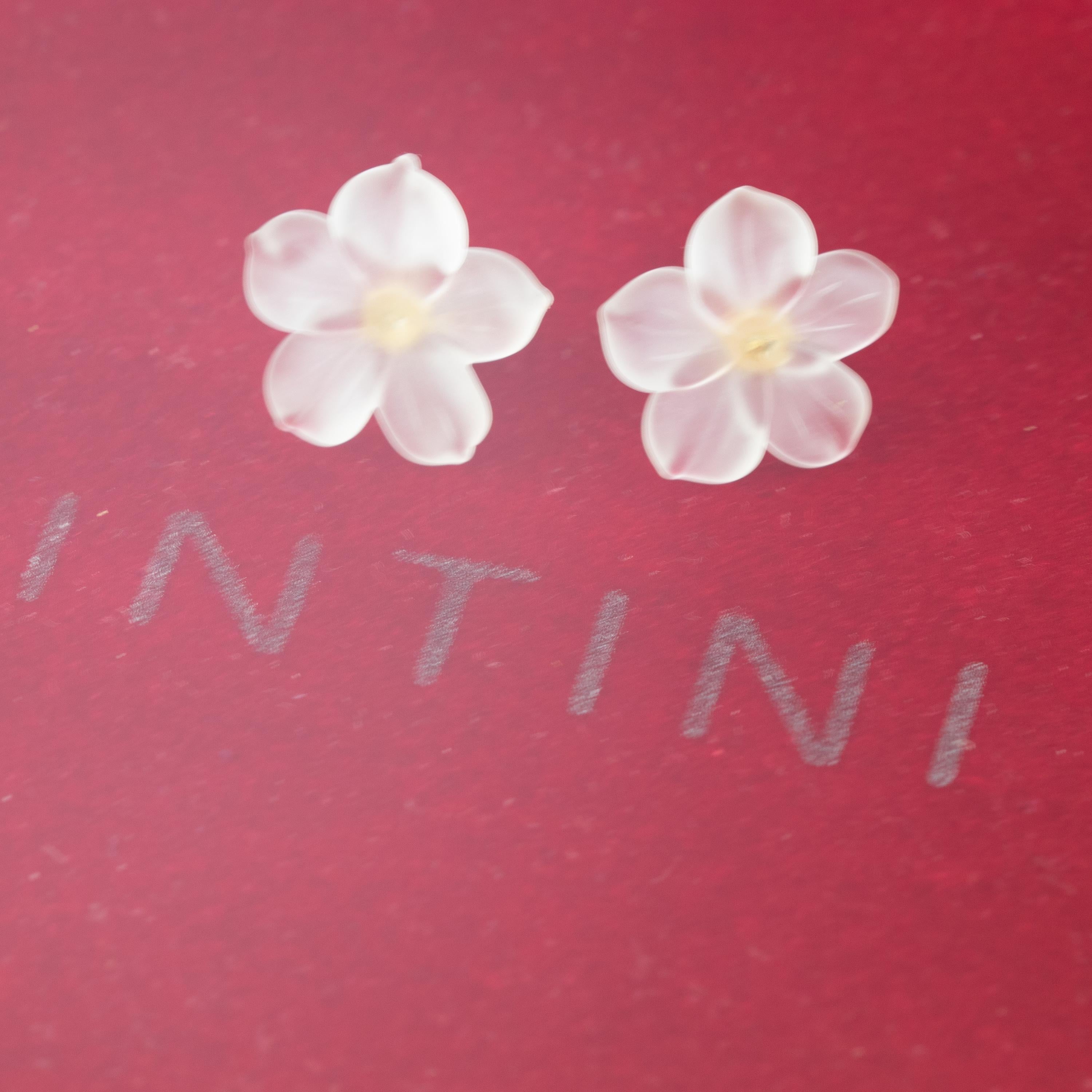 Étonnante et délicate fleur de cristal de roche de 11,6 ct. Boucles d'oreilles agrémentées d'un style moderne et exquis. Des pétales sculptés qui évoquent le travail de joaillerie traditionnel fait à la main en Italie, s'enveloppant dans un look