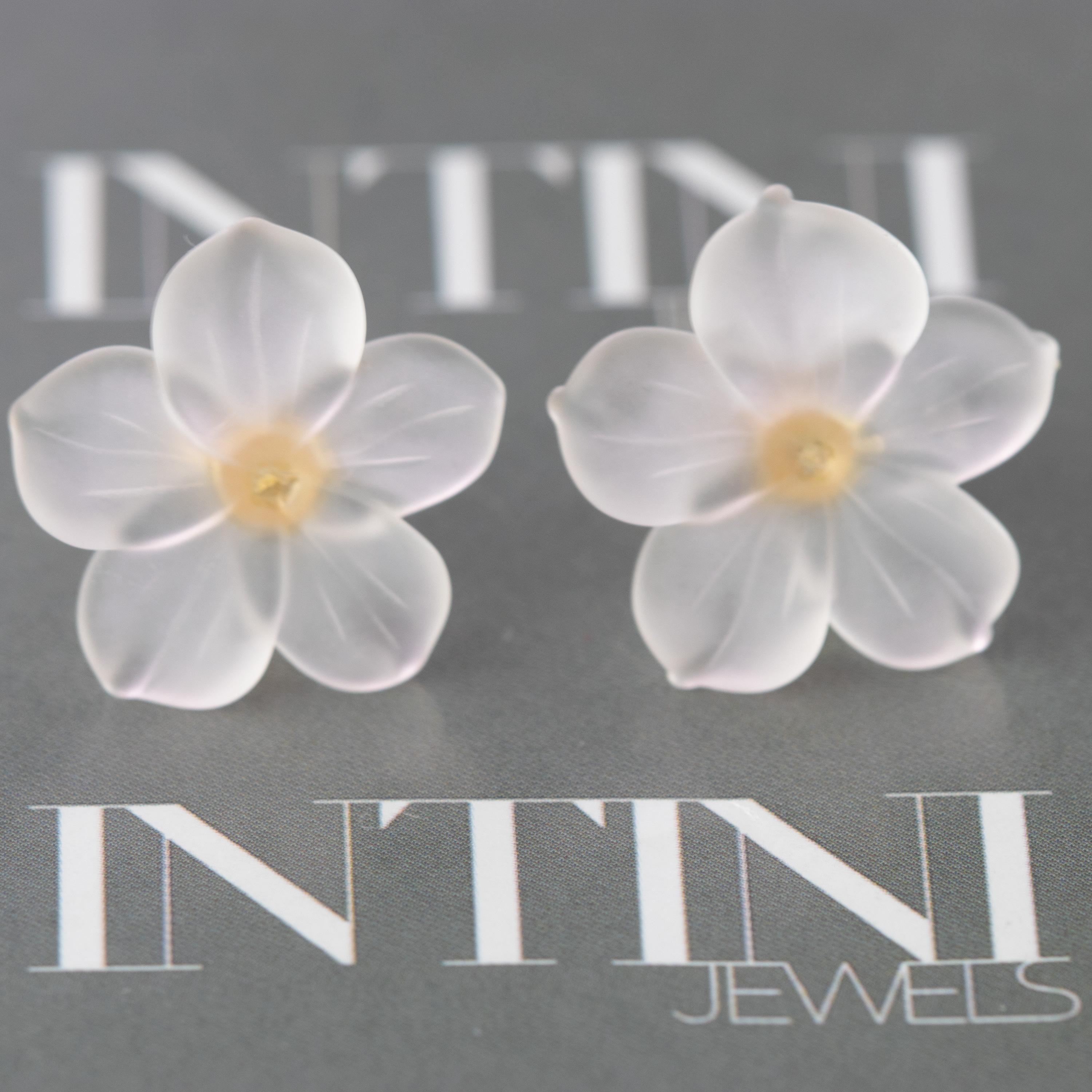 Artisan Boucles d'oreilles italiennes en or jaune 18 carats avec cristaux de roche sculptés. en vente