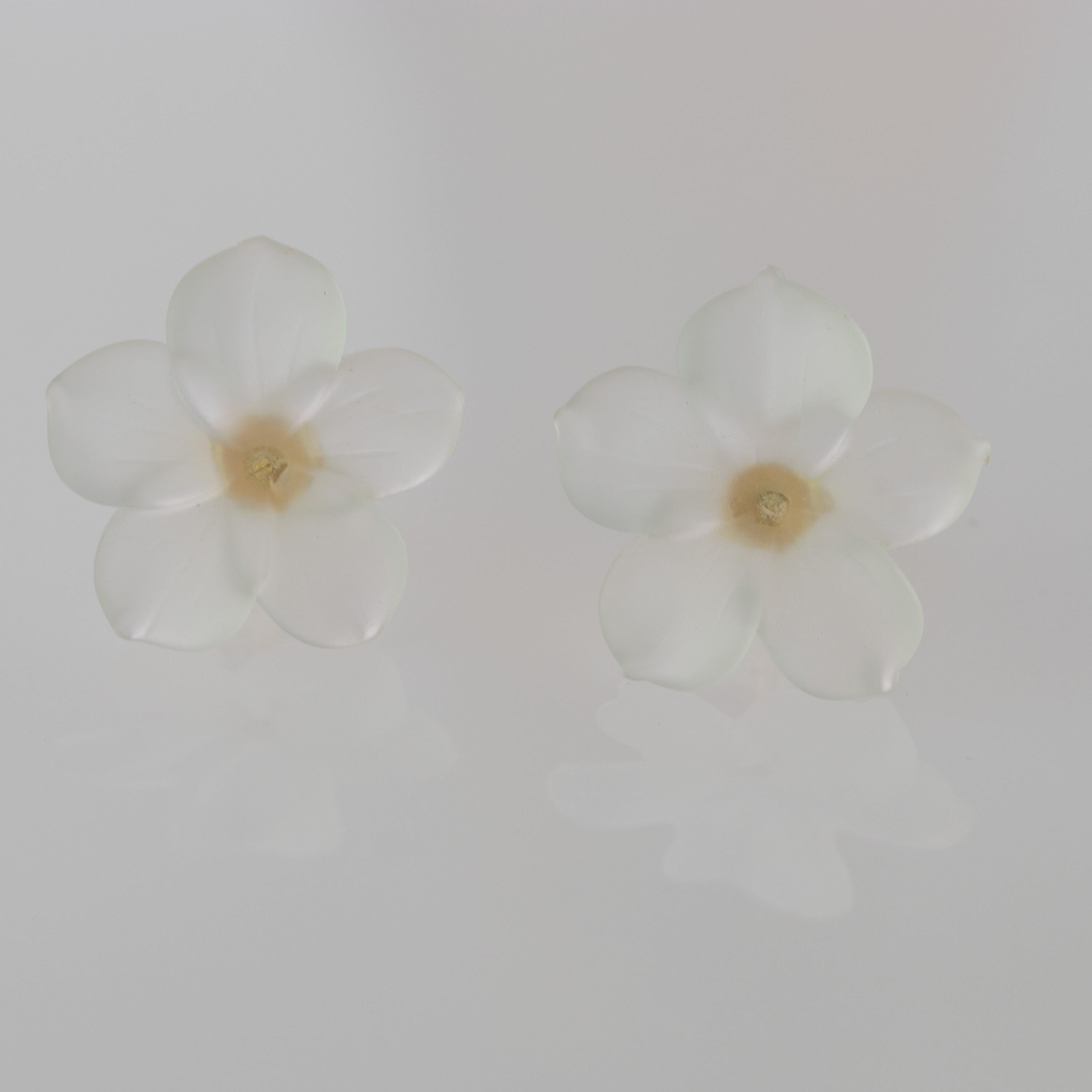 Taille mixte Boucles d'oreilles italiennes en or jaune 18 carats avec cristaux de roche sculptés. en vente