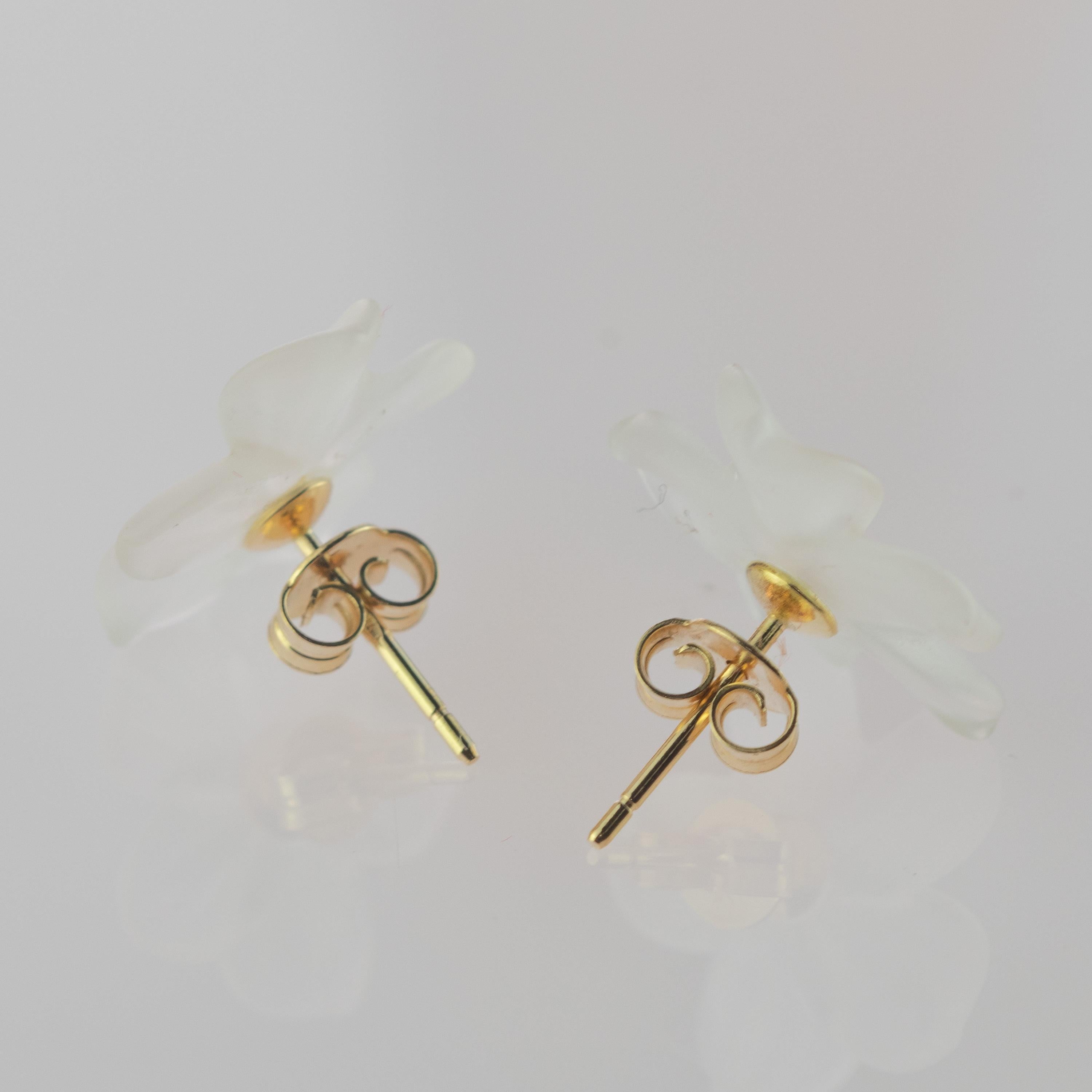 Boucles d'oreilles italiennes en or jaune 18 carats avec cristaux de roche sculptés. en vente 1