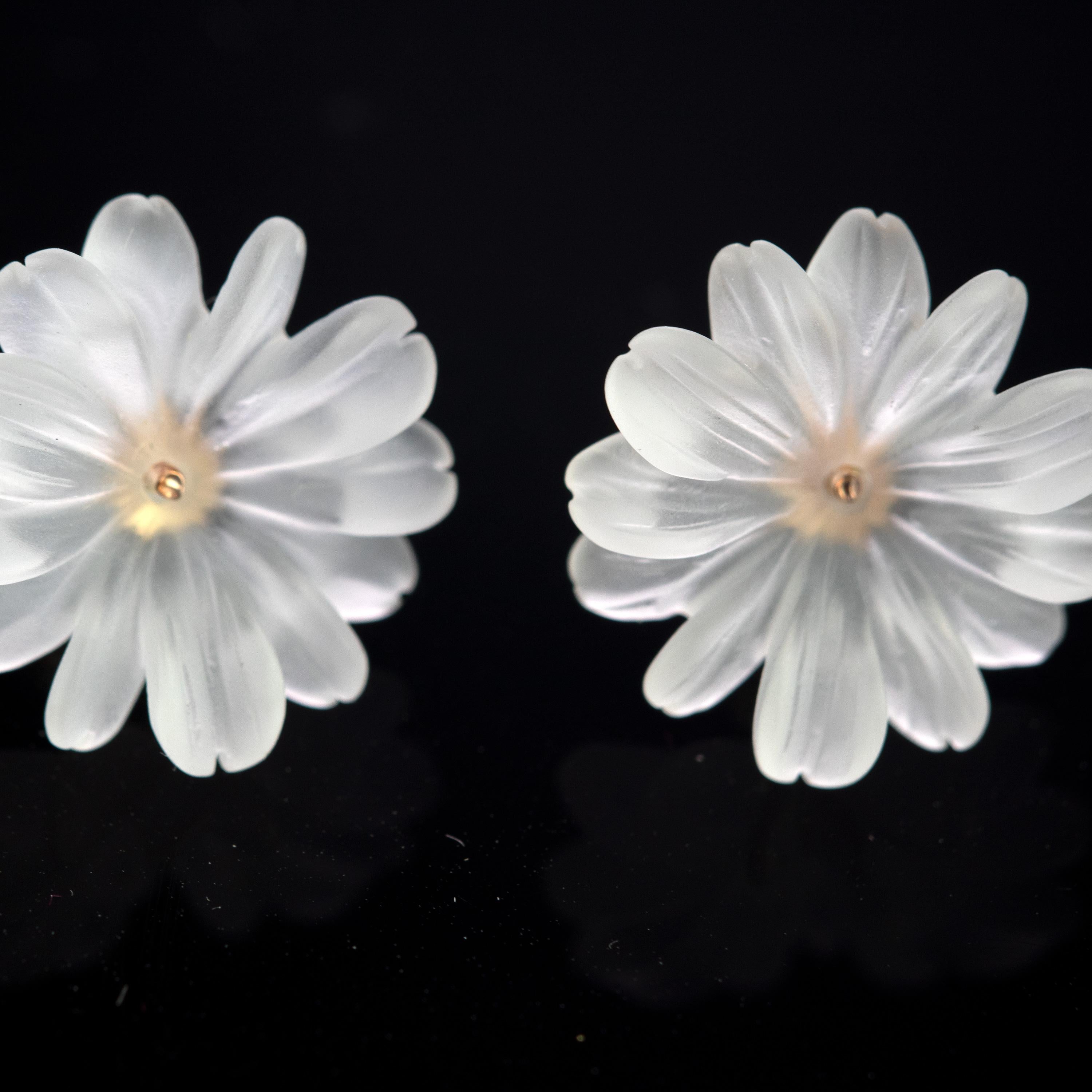 Handgefertigte italienische Ohrstecker, Blume Bergkristall geschnitzt vergoldet, vergoldet (Kunsthandwerker*in) im Angebot