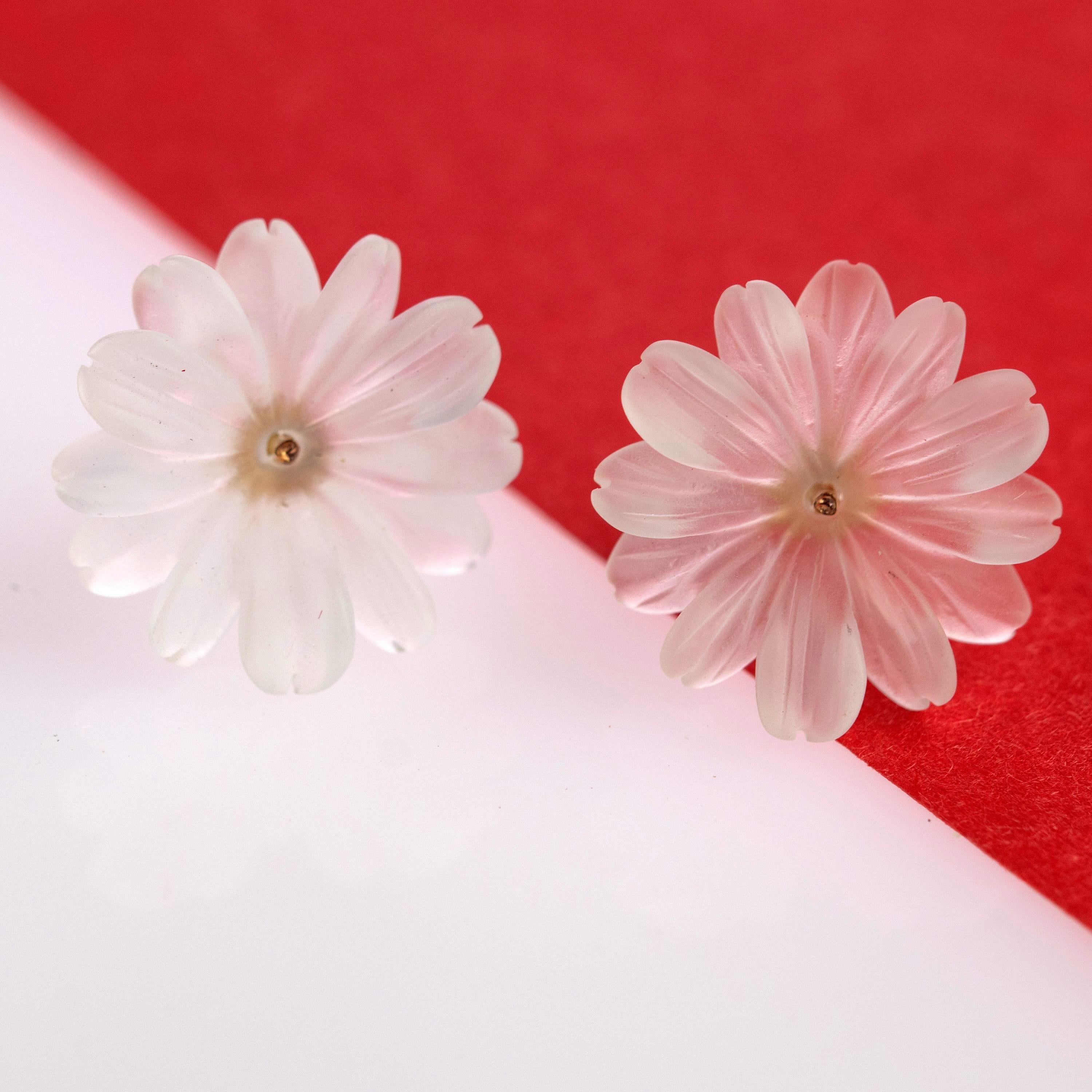 Handgefertigte italienische Ohrstecker, Blume Bergkristall geschnitzt vergoldet, vergoldet (Gemischter Schliff) im Angebot