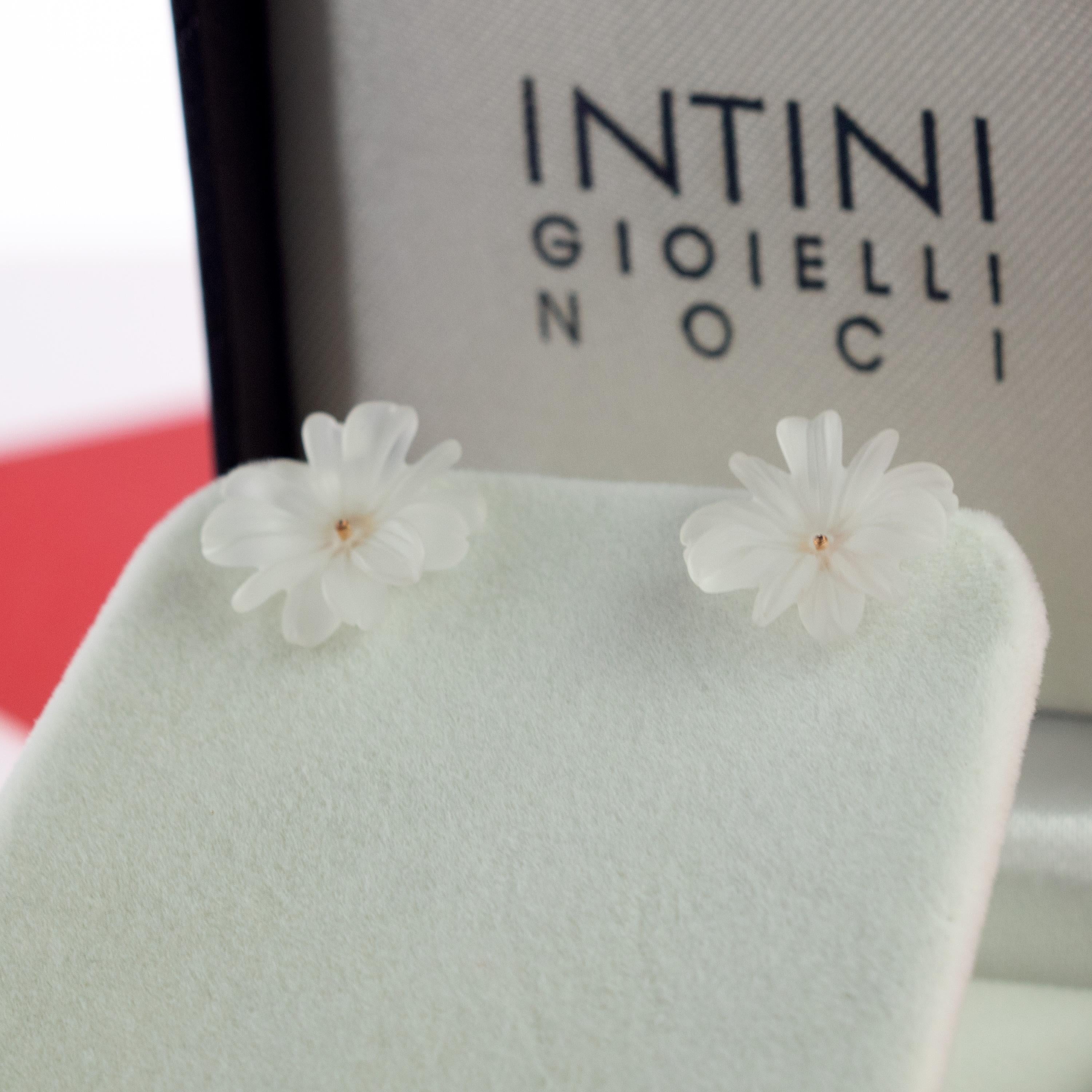 Handgefertigte italienische Ohrstecker, Blume Bergkristall geschnitzt vergoldet, vergoldet im Angebot 3