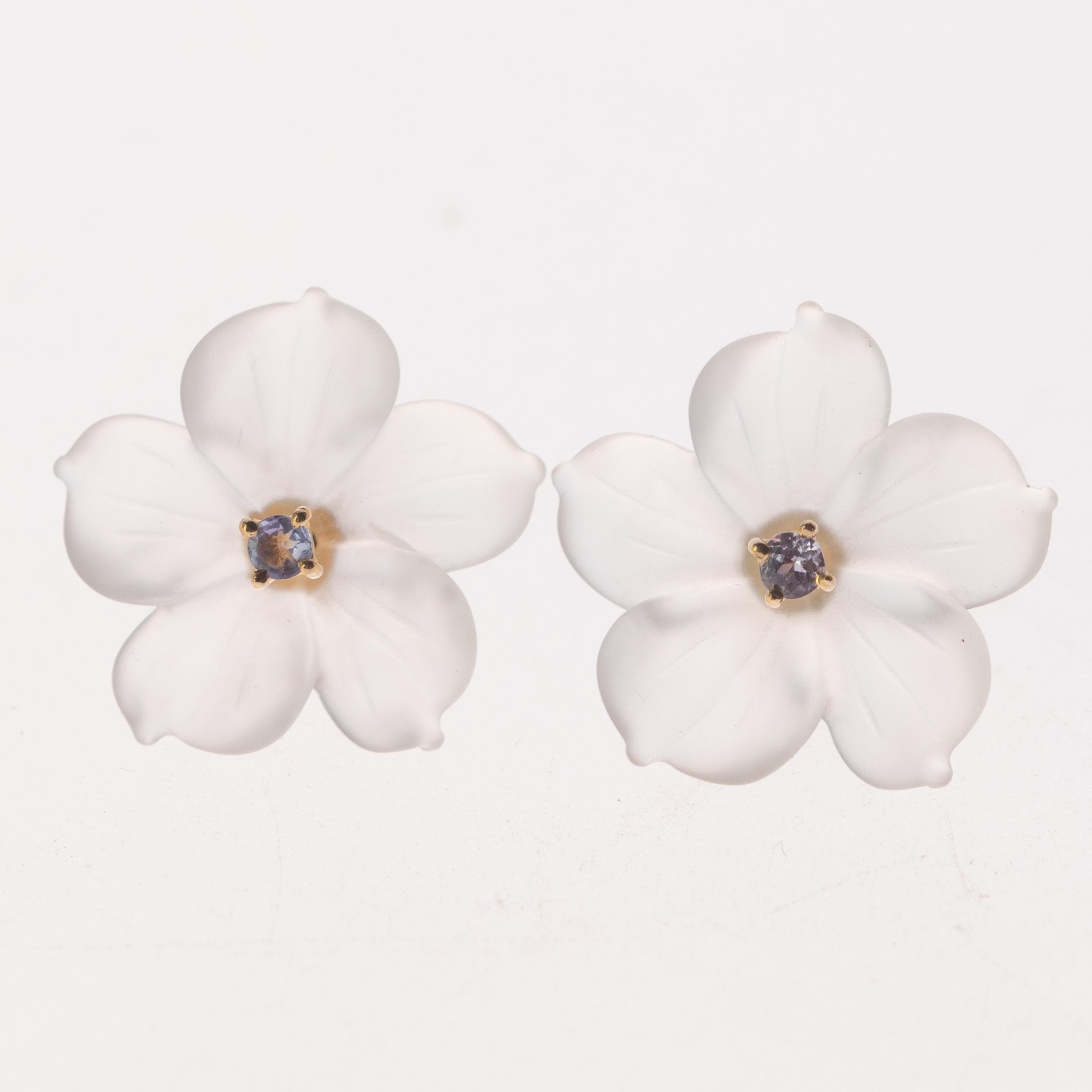 Astonishing and delicate Tanzanite and rock crystal flowers. Stud earrings embellished with a modern and exquisite style. Carved petals that evoke the italian handmade traditional jewelry work, wrapping itself in a soft look enriched with 18 karat