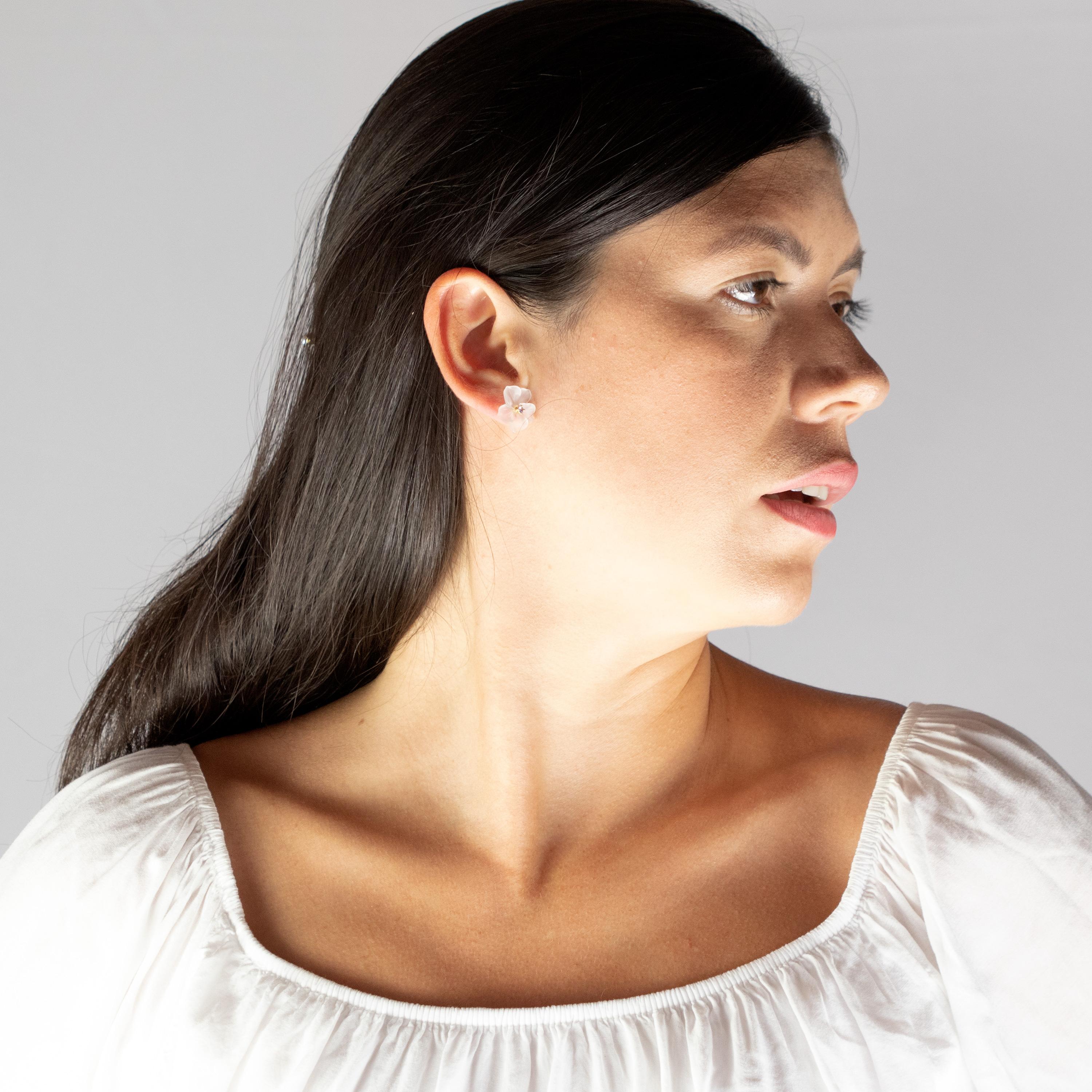 Clous d'oreilles en or jaune 18 carats avec tanzanite sculptée et cristal de roche en forme de fleur, fabriqués à la main en vente 2