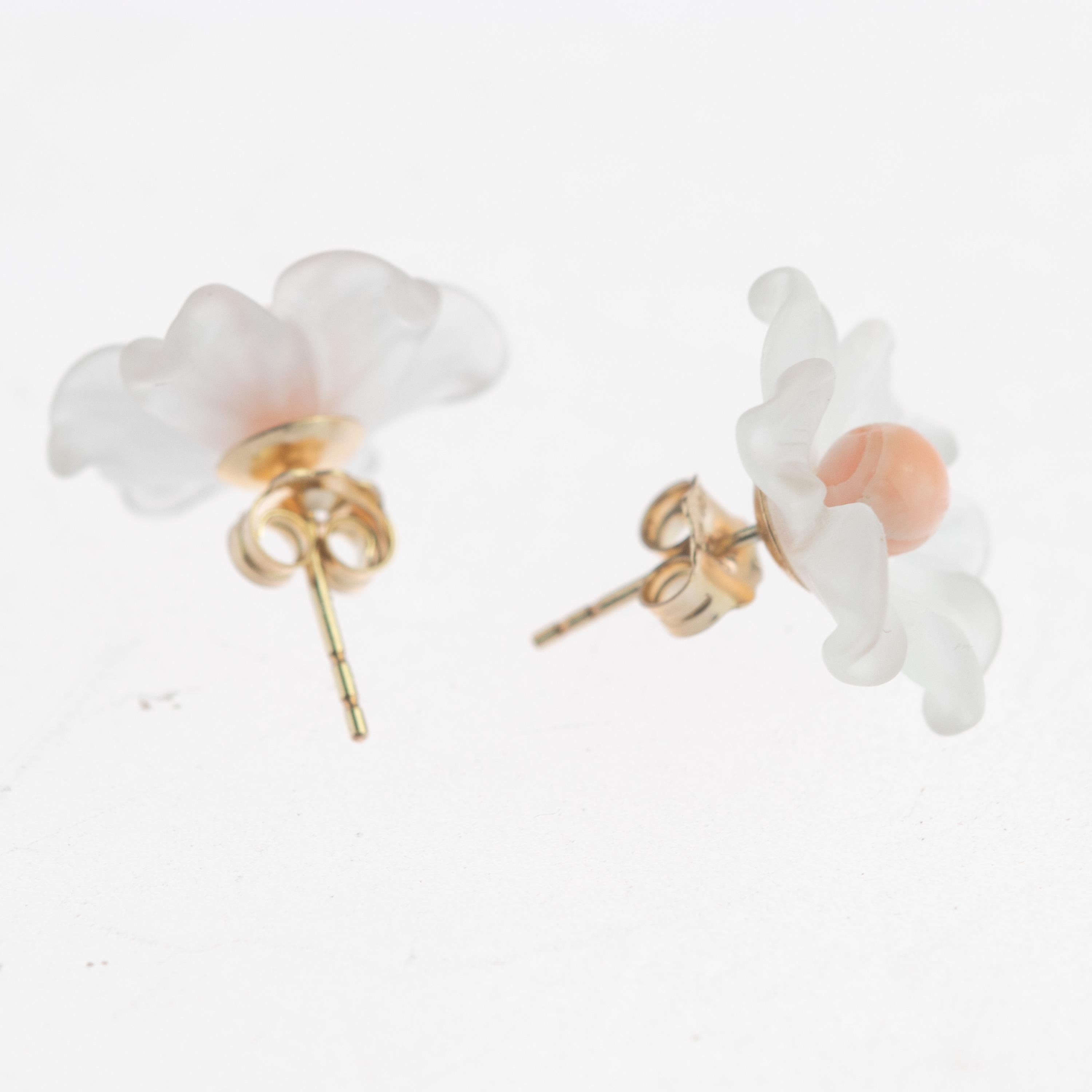 Astonishing and delicate 5.5 ct rock crystal flower. Stud earrings with a coral bead in the middle. Carved petals that evoke the italian handmade traditional jewelry work, wrapping itself in a soft look enriched with  14 Karat gold manifesting